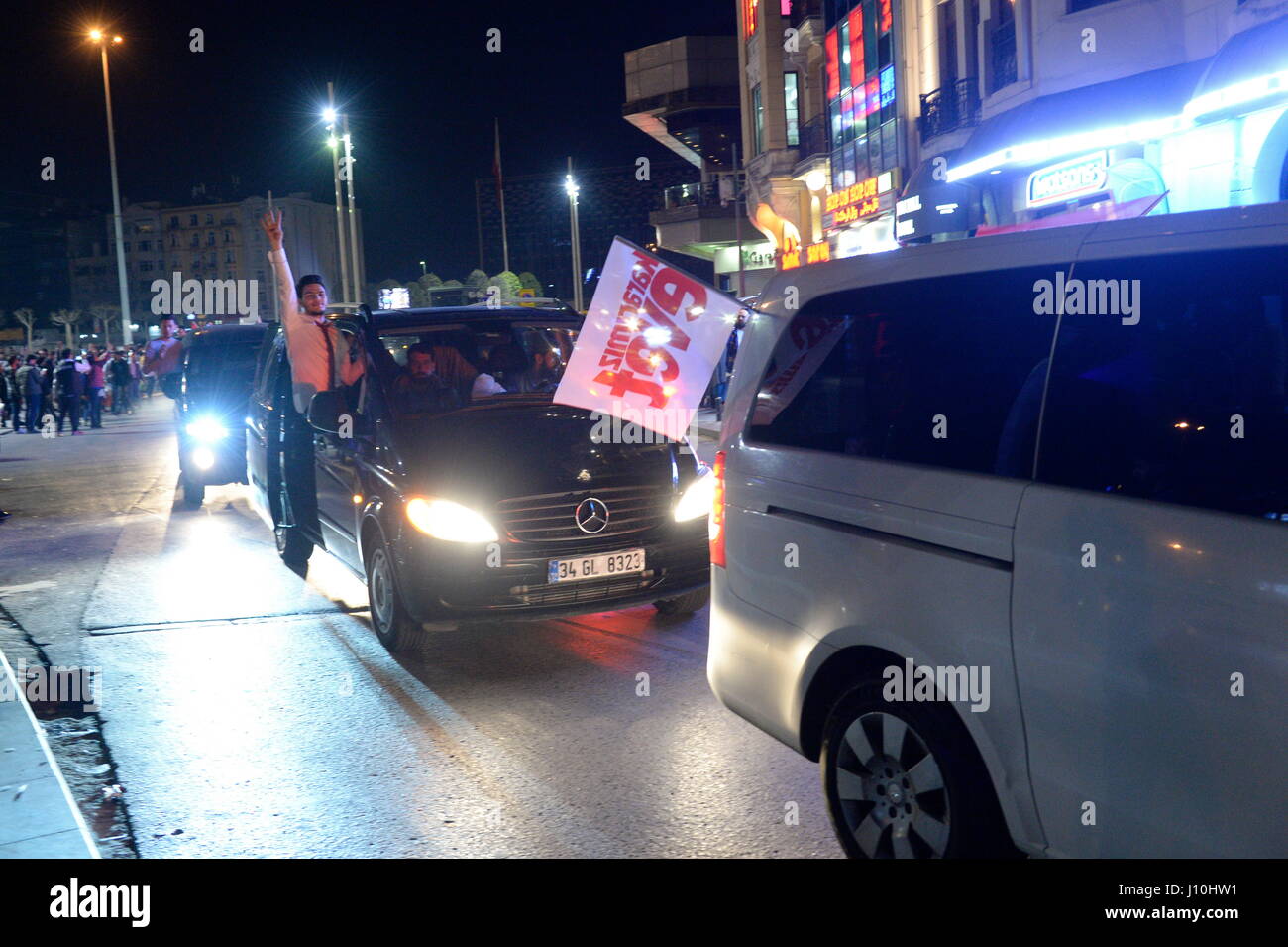 Istanbul, Türkei. 16. April 2017. Enumeration-Tarif nach TV-Stationen mehr als 98 Prozent der Stimmen: 51,4 Prozent für Verfassungsänderung. Erdogan spricht von Sieg. Bildnachweis: Franz Perc / Alamy Live News Stockfoto