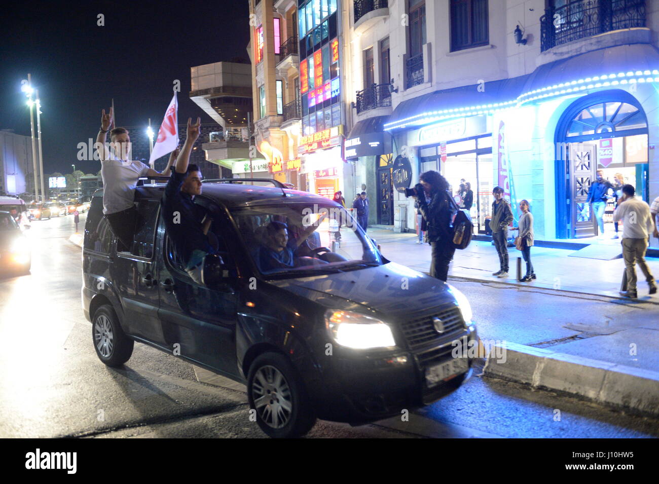 Istanbul, Türkei. 16. April 2017. Enumeration-Tarif nach TV-Stationen mehr als 98 Prozent der Stimmen: 51,4 Prozent für Verfassungsänderung. Erdogan spricht von Sieg. Bildnachweis: Franz Perc / Alamy Live News Stockfoto