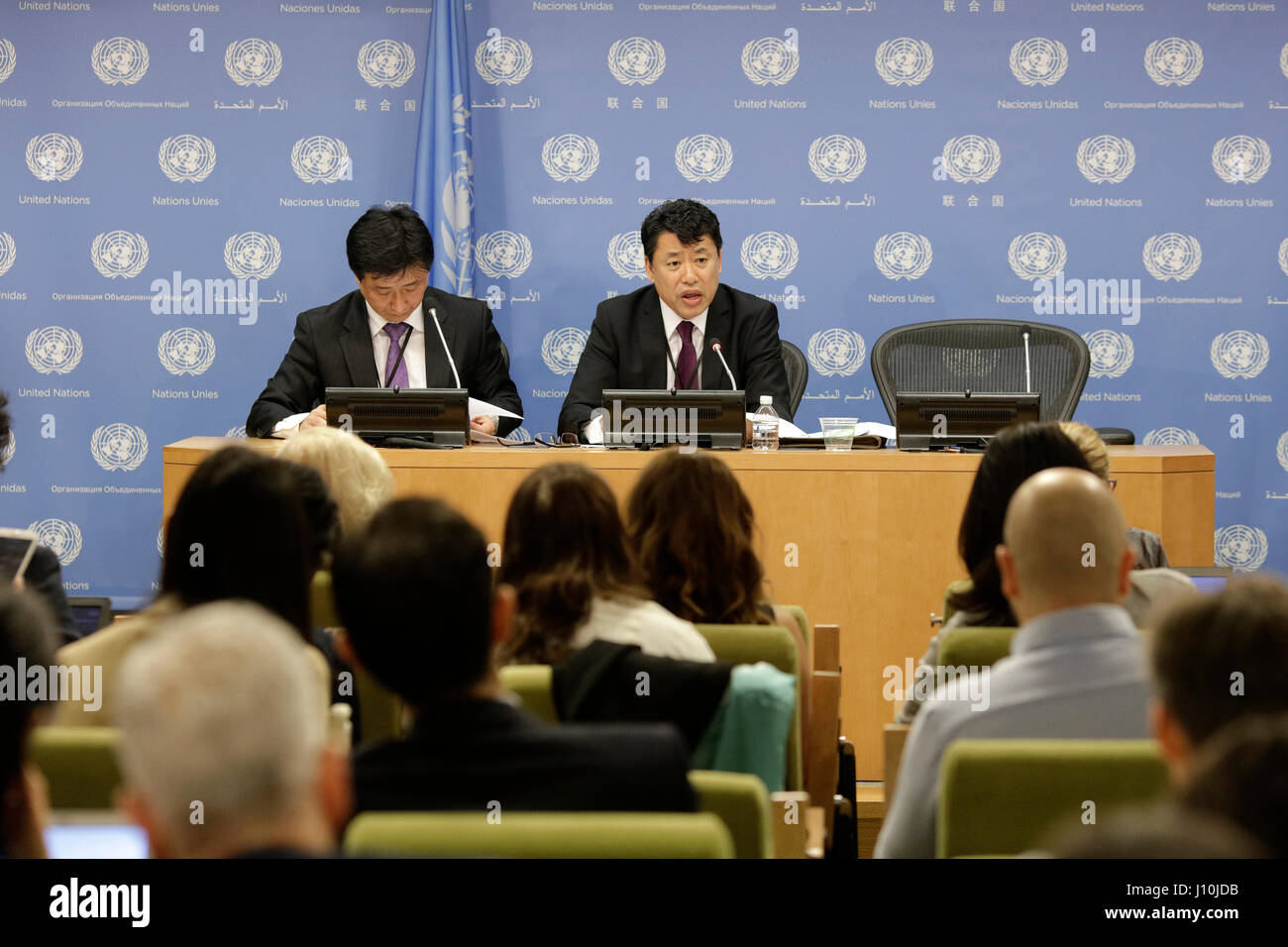 Vereinten Nationen, New York, USA. 17. April 2017. Demokratische Volksrepublik Korea (DVRK) Botschafter bei den Vereinten Nationen Kim In Ryong (R, hinten) spricht während einer Pressekonferenz am Sitz Vereinten Nationen in New York am 17. April 2017. Bildnachweis: Li Muzi/Xinhua/Alamy Live-Nachrichten Stockfoto