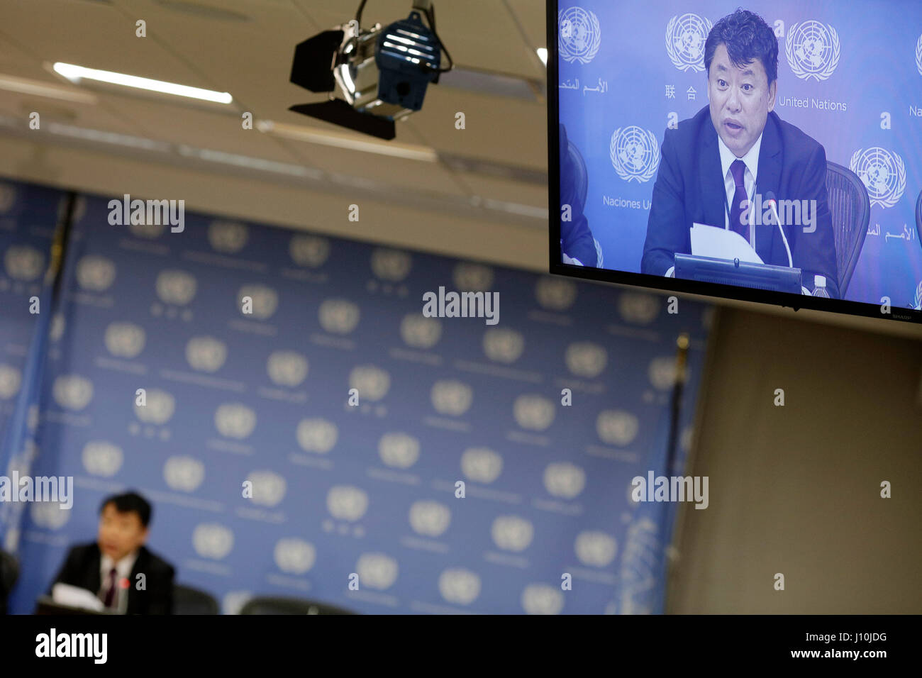 Vereinten Nationen, New York, USA. 17. April 2017. Demokratische Volksrepublik Korea (DVRK) Botschafter der Vereinten Nationen Kim In Ryong ist auf einem Fernsehbildschirm gesehen, als er während einer Pressekonferenz am Sitz Vereinten Nationen in New York am 17. April 2017 spricht. Bildnachweis: Li Muzi/Xinhua/Alamy Live-Nachrichten Stockfoto