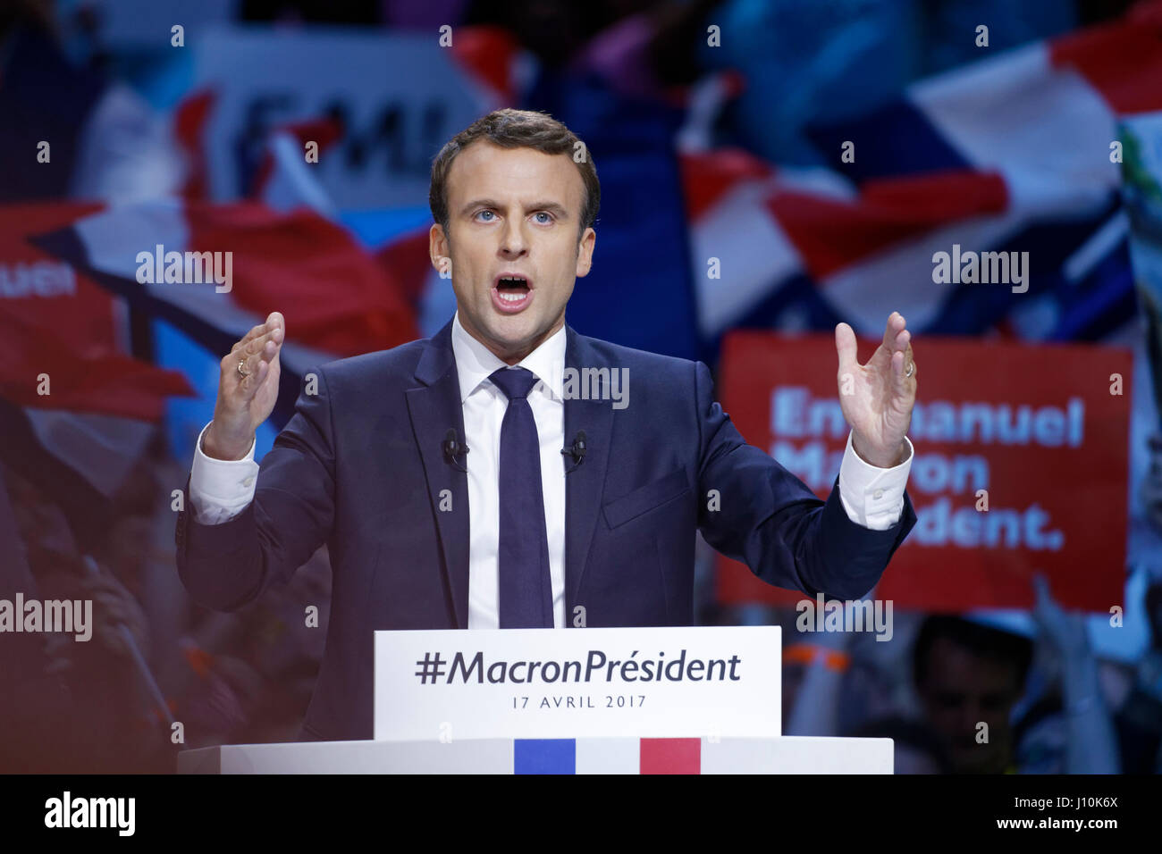 Paris, Frankreich. 17. April 2017. Emmanuel Macron spricht bei seinem letzten großen Treffen in Paris Bercy vor dem ersten Wahlgang der französischen Präsidentschaftswahlen. Bildnachweis: Bernard Menigault/Alamy Live-Nachrichten Stockfoto