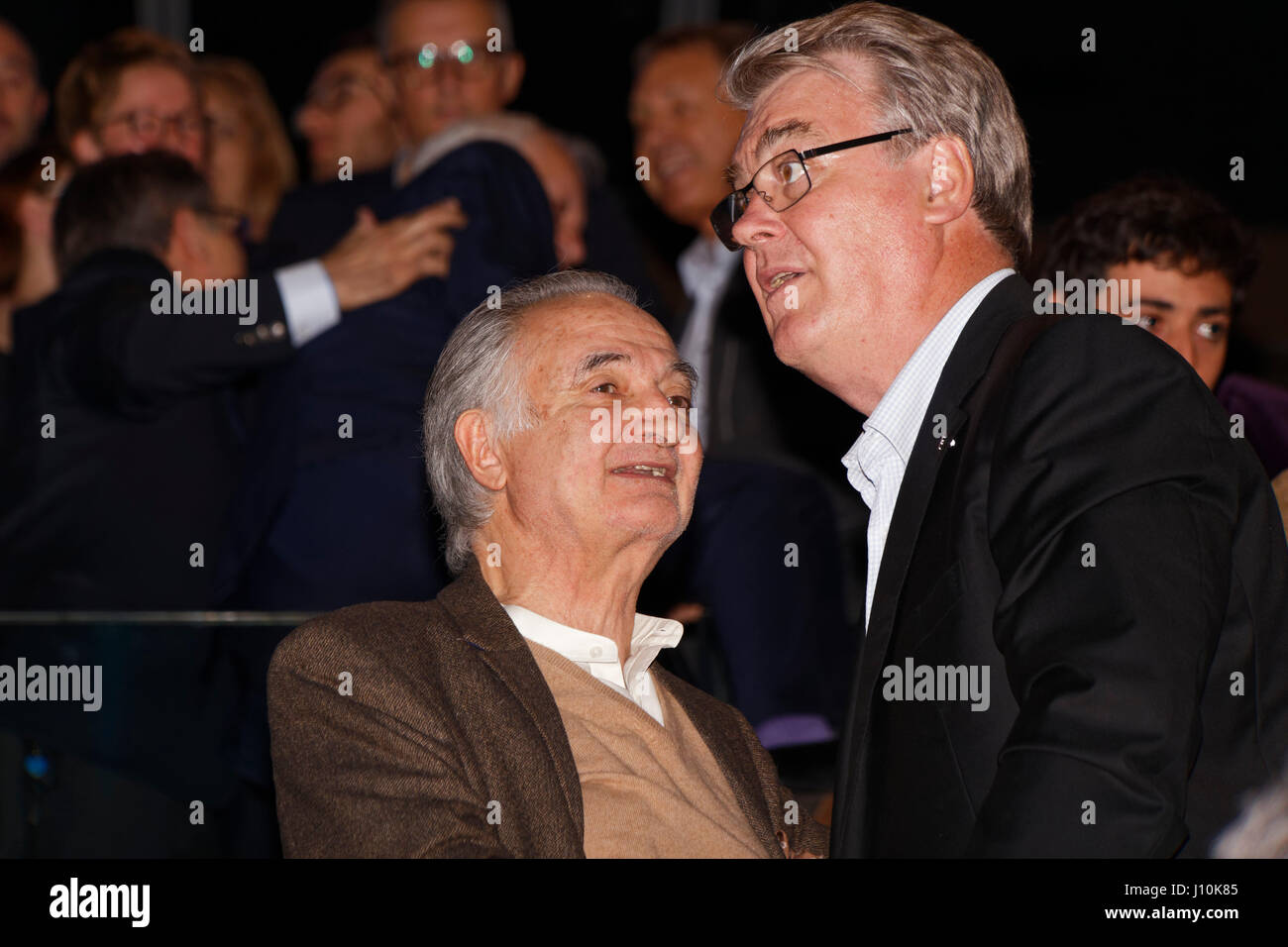 Paris, Frankreich. 17. April 2017. Jacques Attali und Jean-Paul Delevoye nehmen letzte große Sitzung von Emmanuel Macron in Paris Bercy vor dem ersten Wahlgang der französischen Präsidentschaftswahlen. Bildnachweis: Bernard Menigault/Alamy Live-Nachrichten Stockfoto