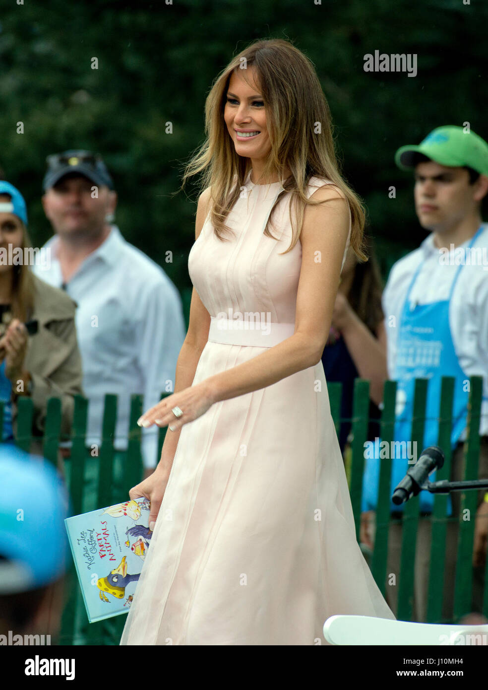 Washington, uns. 17. April 2017. First Lady Melania Trump bereitet "Party Animals" von Kathie Lee Gifford zu einer Gruppe von Kindern als sie und Präsident der Vereinigten Staaten Donald J. Trump Gastgeber der jährlichen Easter Egg Roll auf dem South Lawn des weißen Hauses in Washington, DC auf Montag, 17. April 2017 zu lesen. Bildnachweis: Ron Sachs/CNP - NO-Draht-SERVICE - Foto: Ron Sachs/Consolidated News Fotos/Ron Sachs - CNP/Dpa/Alamy Live News Stockfoto