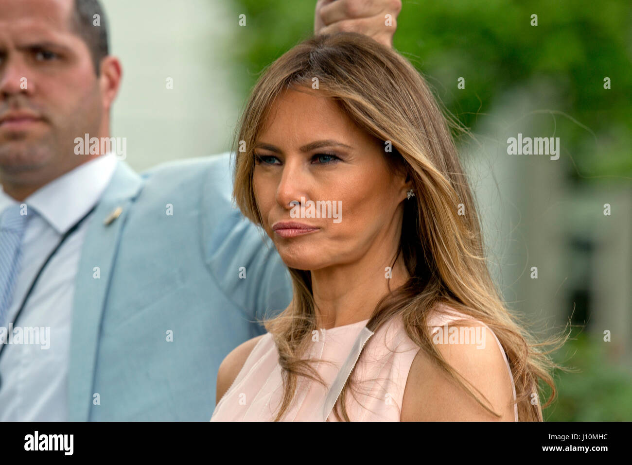 Washington, uns. 17. April 2017. First Lady Melania Trump geht in der Leseecke vor dem Lesen "Party Animals" von Kathie Lee Gifford zu einer Gruppe von Kindern als sie und Präsident der Vereinigten Staaten Donald J. Trump Gastgeber der jährlichen Easter Egg Roll auf dem South Lawn des weißen Hauses in Washington, DC auf Montag, 17. April 2017. Bildnachweis: Ron Sachs/CNP - NO-Draht-SERVICE - Foto: Ron Sachs/Consolidated News Fotos/Ron Sachs - CNP/Dpa/Alamy Live News Stockfoto