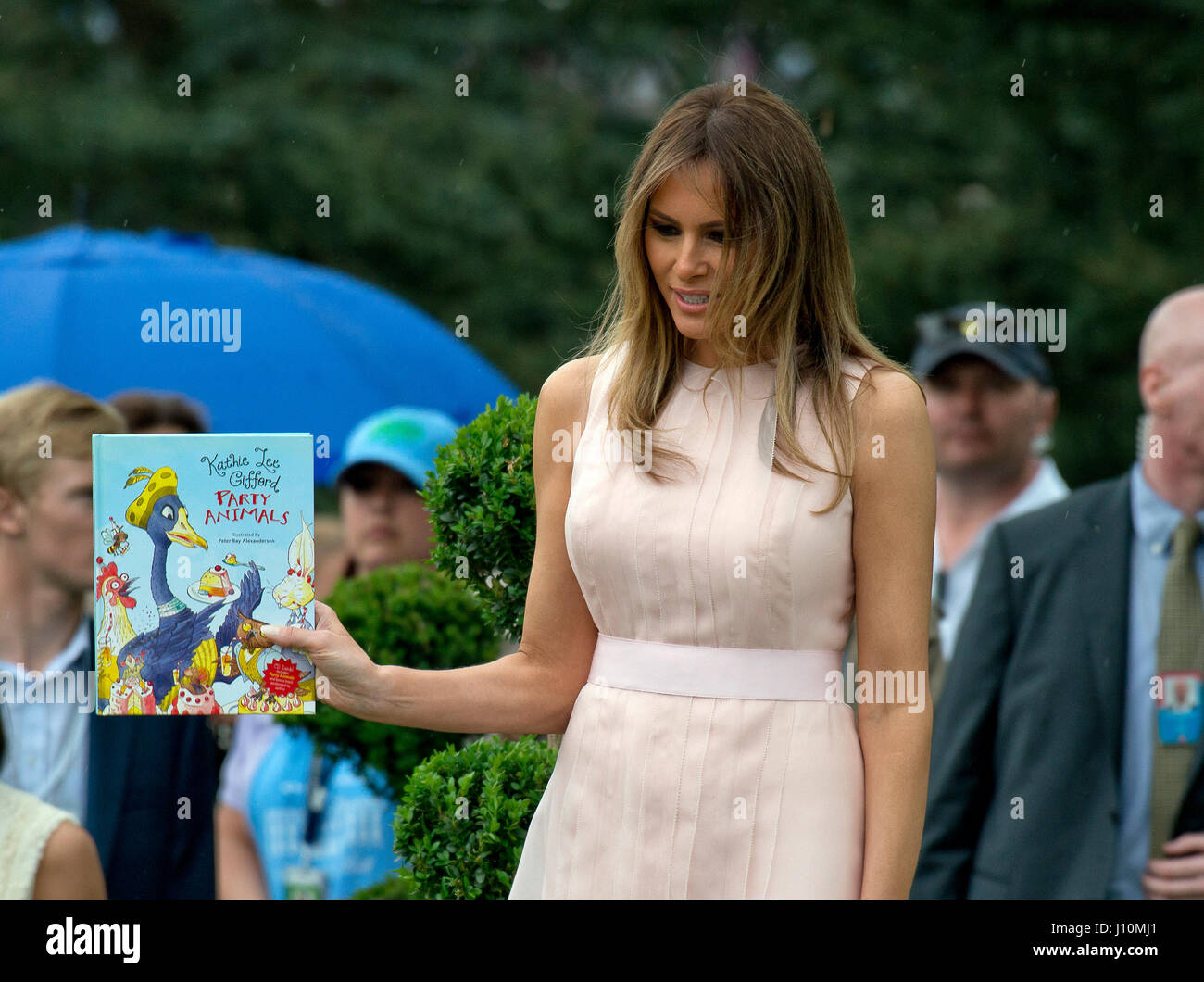 Washington, uns. 17. April 2017. First Lady Melania Trump bereitet "Party Animals" von Kathie Lee Gifford zu einer Gruppe von Kindern als sie und Präsident der Vereinigten Staaten Donald J. Trump Gastgeber der jährlichen Easter Egg Roll auf dem South Lawn des weißen Hauses in Washington, DC auf Montag, 17. April 2017 zu lesen. Bildnachweis: Ron Sachs/CNP - NO-Draht-SERVICE - Foto: Ron Sachs/Consolidated News Fotos/Ron Sachs - CNP/Dpa/Alamy Live News Stockfoto