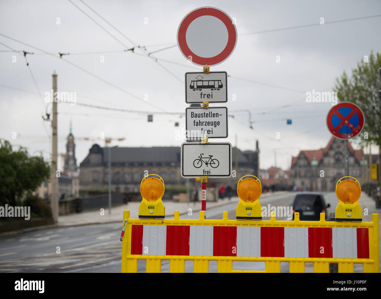 Der Augustus-Brücke ist für normale Traffoc auf der 19. April 2017 in Dresden, Deutschland, 18. April 2017 ausgeschlossen. Ab heute können keine Autos oder Motorräder die 100 Jahre alte Struktur übergeben, die die Elbe aus die Residenz zum Goldenen Reiter Denkmal umfasst. Nach der Stadtrat die geplante zweijährige erlauben 23-Millionen-Euro-Restauration nur Fußgänger, Straßenbahnwagen, Einsatzfahrzeuge und Taxis in der Zukunft passieren. Die Stadt will die Brücke mit einer Künstler-Flair mit der Brücke in Prag als Vorbild zu beleben. Foto: Arno Burgi/Dpa-Zentralbild/dpa Stockfoto