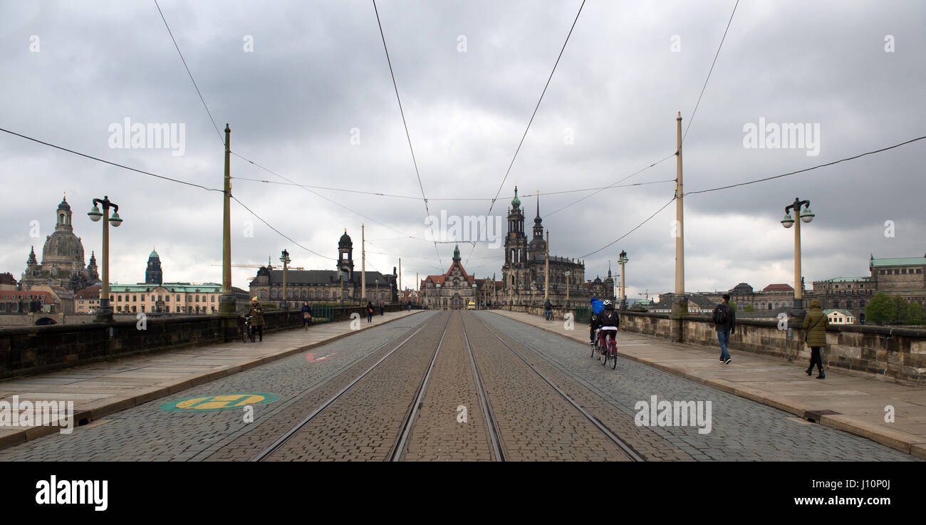 Der Augustus-Brücke ist für normale Traffoc auf der 19. April 2017 in Dresden, Deutschland, 18. April 2017 ausgeschlossen. Ab heute können keine Autos oder Motorräder die 100 Jahre alte Struktur übergeben, die die Elbe aus die Residenz zum Goldenen Reiter Denkmal umfasst. Nach der Stadtrat die geplante zweijährige erlauben 23-Millionen-Euro-Restauration nur Fußgänger, Straßenbahnwagen, Einsatzfahrzeuge und Taxis in der Zukunft passieren. Die Stadt will die Brücke mit einer Künstler-Flair mit der Brücke in Prag als Vorbild zu beleben. Foto: Arno Burgi/Dpa-Zentralbild/dpa Stockfoto