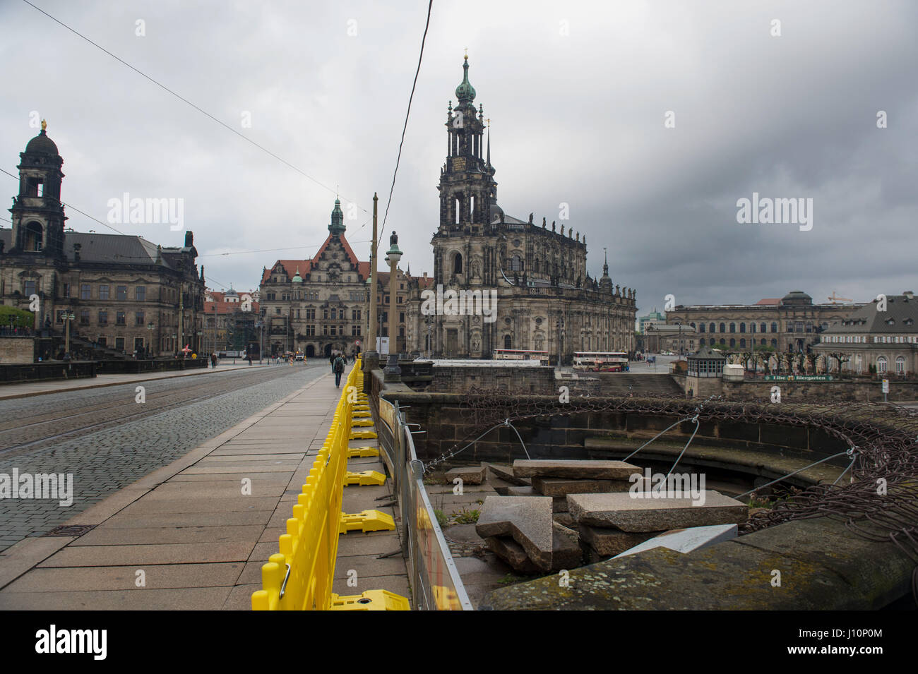 Der Augustus-Brücke ist für normale Traffoc auf der 19. April 2017 in Dresden, Deutschland, 18. April 2017 ausgeschlossen. Ab heute können keine Autos oder Motorräder die 100 Jahre alte Struktur übergeben, die die Elbe aus die Residenz zum Goldenen Reiter Denkmal umfasst. Nach der Stadtrat die geplante zweijährige erlauben 23-Millionen-Euro-Restauration nur Fußgänger, Straßenbahnwagen, Einsatzfahrzeuge und Taxis in der Zukunft passieren. Die Stadt will die Brücke mit einer Künstler-Flair mit der Brücke in Prag als Vorbild zu beleben. Foto: Arno Burgi/Dpa-Zentralbild/dpa Stockfoto