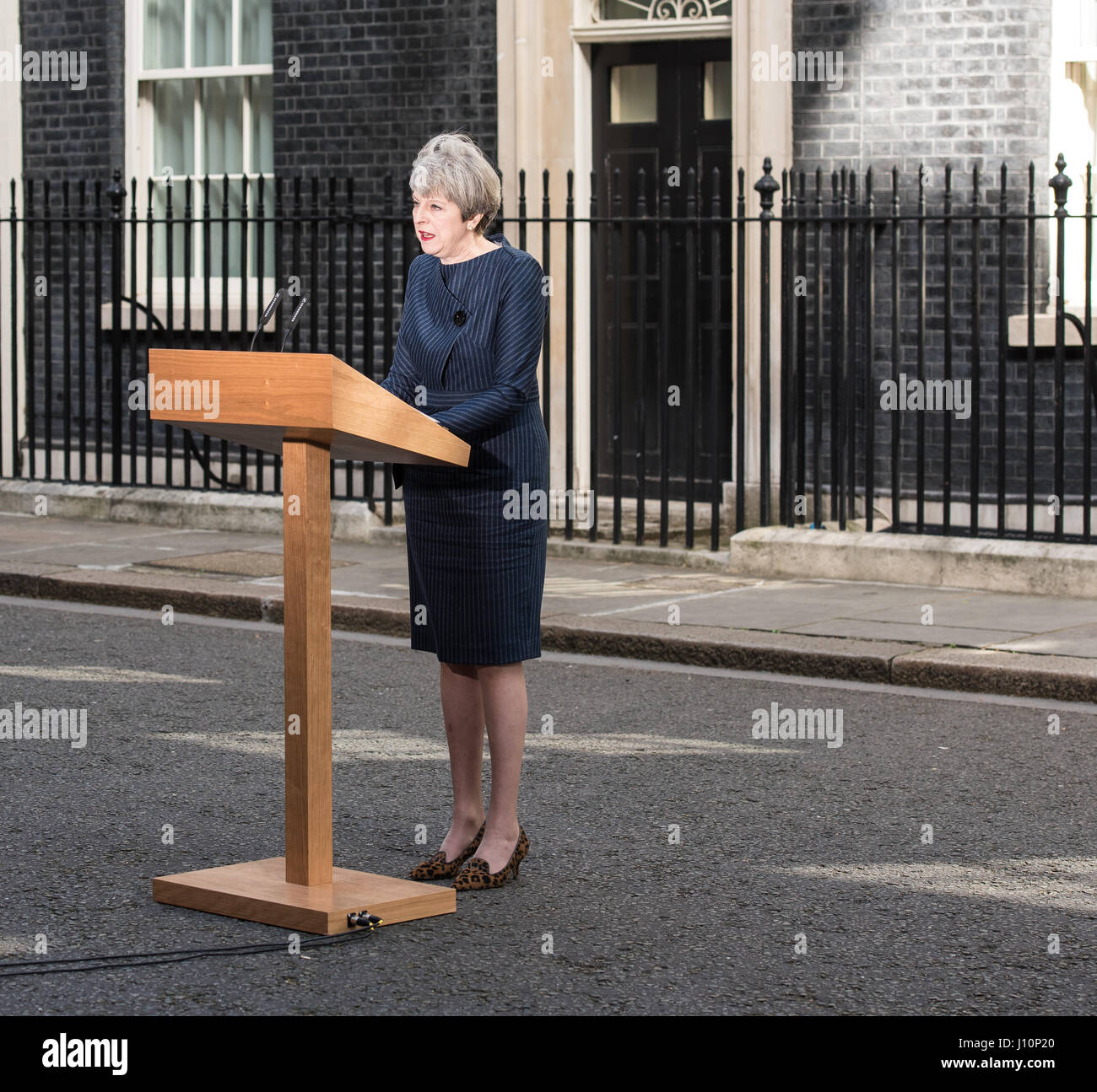 London, UK. 18. April 2017. Der Premierminister in der Downing Street, ruft ein June General Election Credit: Ian Davidson/Alamy Live News Stockfoto