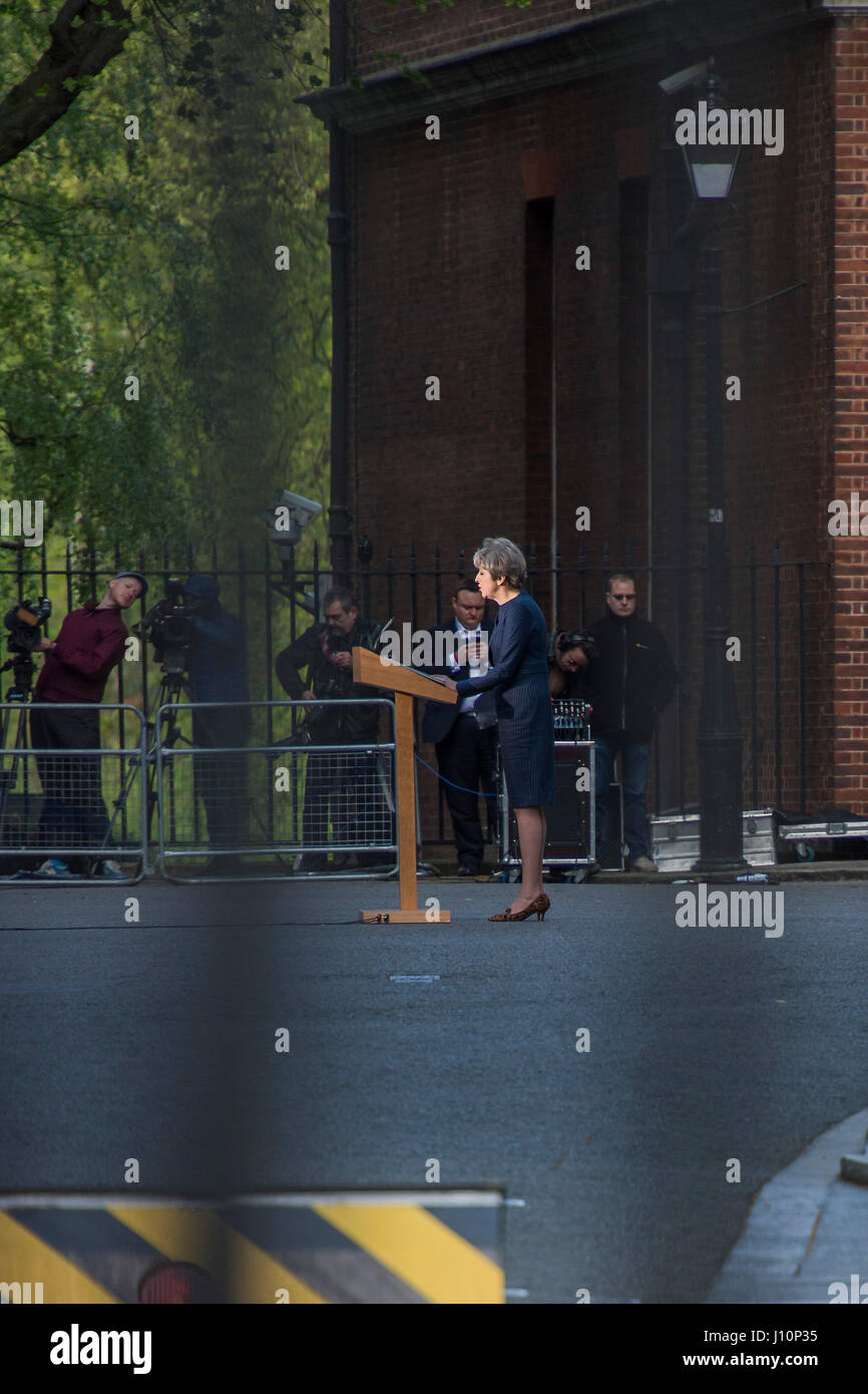 London, UK. 18. April 2017. Premierminister Theresa Mai kündigt eine allgemeine Wahltermin für Juni außerhalb 10 Downing Street. London 18. April 2017 Credit: Guy Bell/Alamy Live-Nachrichten Stockfoto