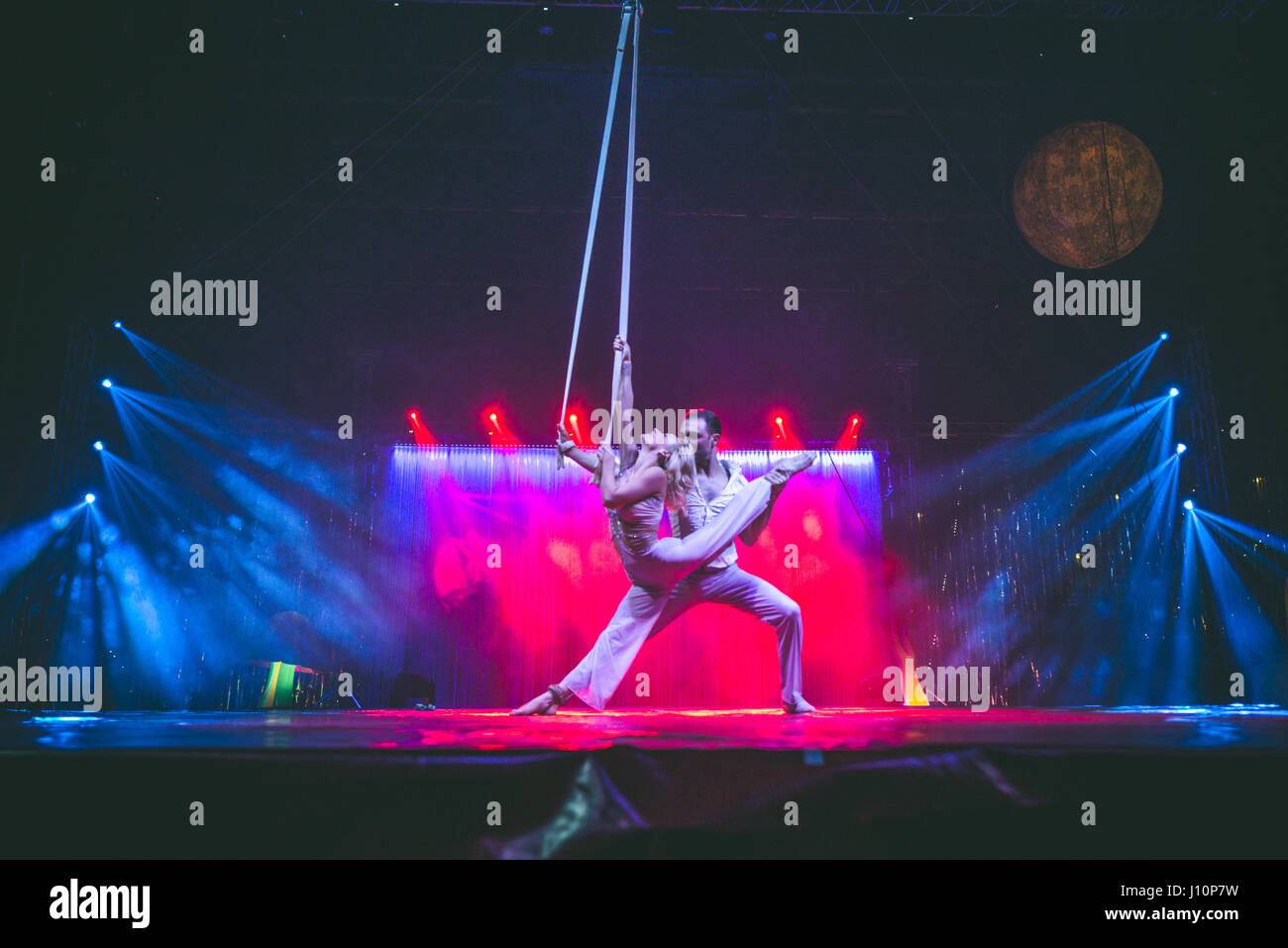 15. April 2017: Dmitri Grigorov und Anastasia Vashchenko (auch bekannt als Flight of Passion) in "Alis - Le Cirque mit der weltweit Top-Performern" Leben in Turin bei der Pala Vela für ihre erste Tour 2017 Datum Foto: Cronos/Alessandro Bosio Stockfoto