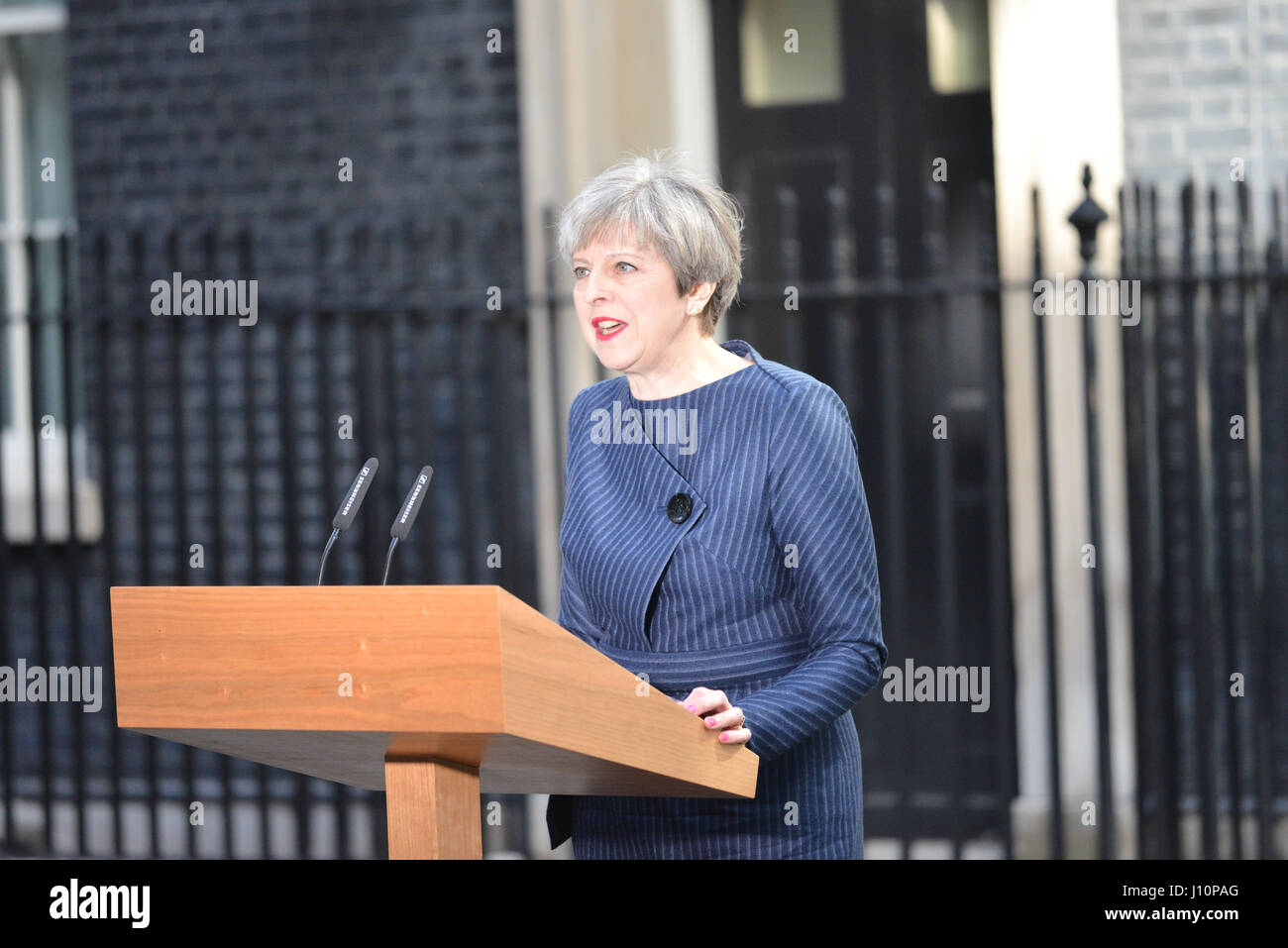 Downing Street, London, UK. 18. April 2017. Premierminister Theresa Mai kündigt eine allgemeine Wahl. Bildnachweis: Matthew Chattle/Alamy Live-Nachrichten Stockfoto