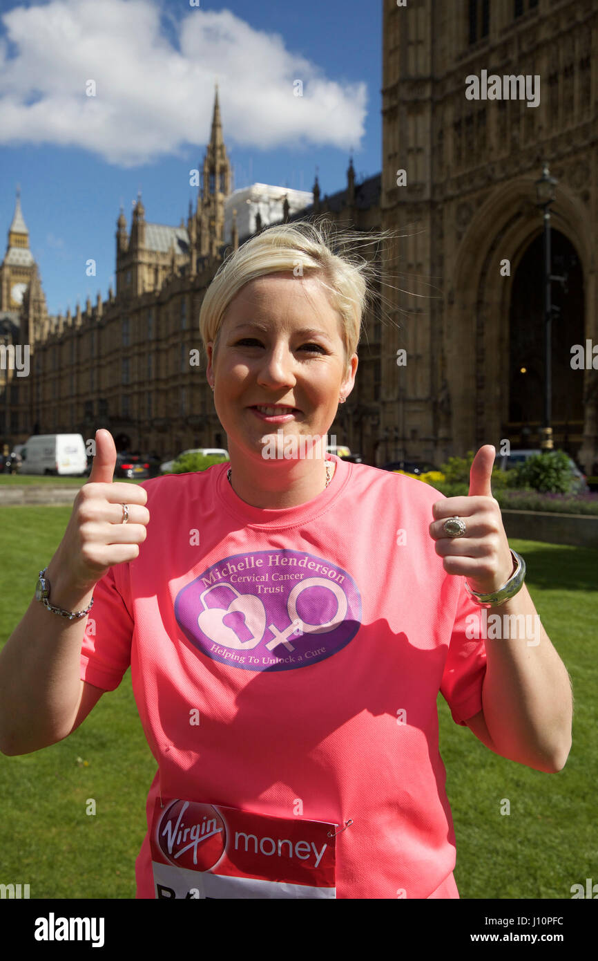 Westminster, UK. 18. April 2017. Hannah Bardell zusammen mit anderen Abgeordneten an einem Fototermin außerhalb der Häuser von Parlament vor 2017 Virgin Geld London-Marathon teilnehmen. Dieses Jahr gibt es eine Rekordzahl von 16 m/s teilnehmen. Bildnachweis: Keith Larby/Alamy Live-Nachrichten Stockfoto