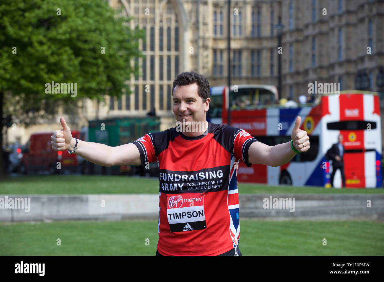 Westminster, UK. 18. April 2017. Edward Timpson zusammen mit anderen Abgeordneten an einem Fototermin außerhalb der Häuser von Parlament vor 2017 Virgin Geld London-Marathon teilnehmen. Dieses Jahr gibt es eine Rekordzahl von 16 m/s teilnehmen. Bildnachweis: Keith Larby/Alamy Live-Nachrichten Stockfoto