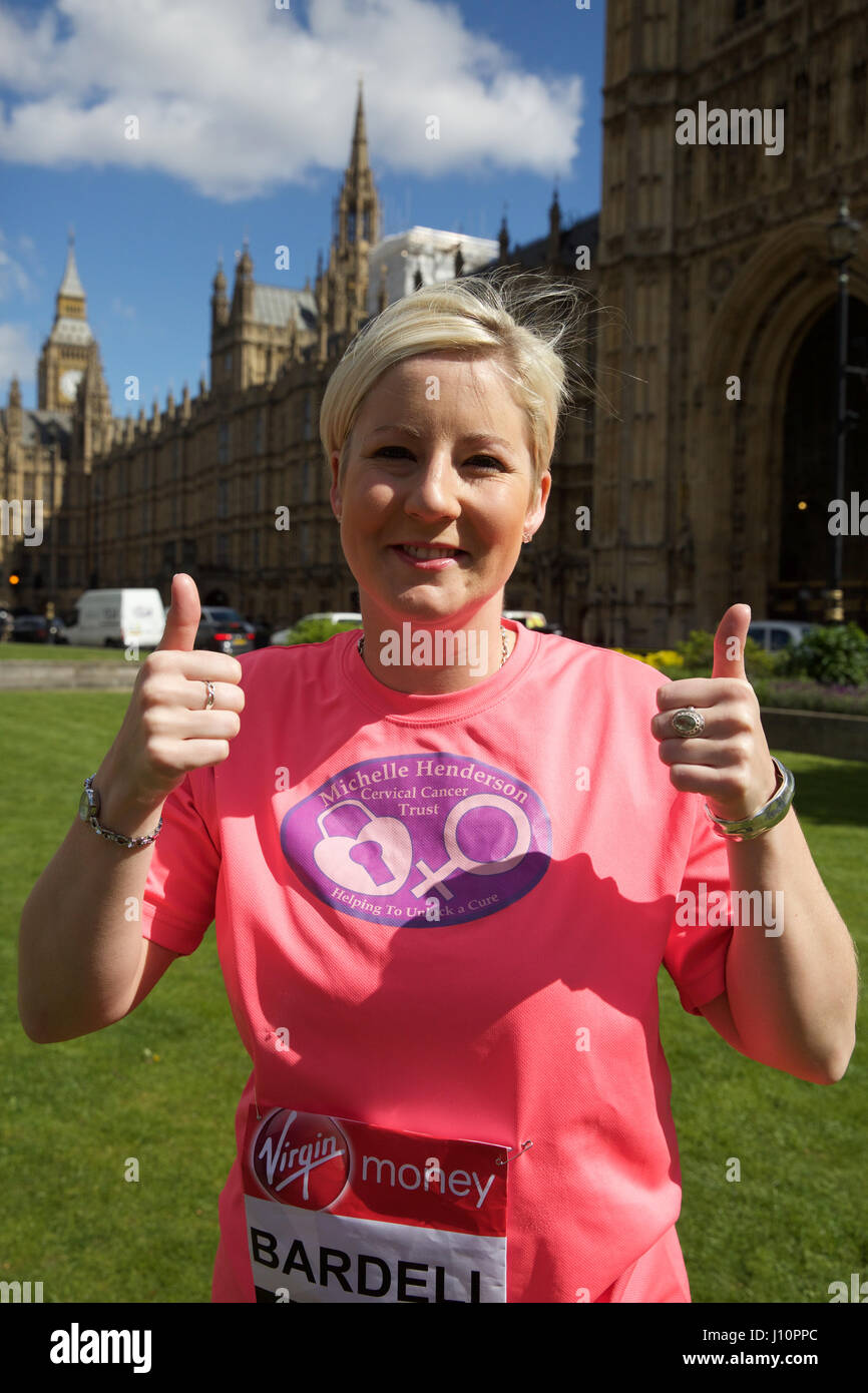 Westminster, UK. 18. April 2017. Hannah Bardell zusammen mit anderen Abgeordneten an einem Fototermin außerhalb der Häuser von Parlament vor 2017 Virgin Geld London-Marathon teilnehmen. Dieses Jahr gibt es eine Rekordzahl von 16 m/s teilnehmen. Bildnachweis: Keith Larby/Alamy Live-Nachrichten Stockfoto