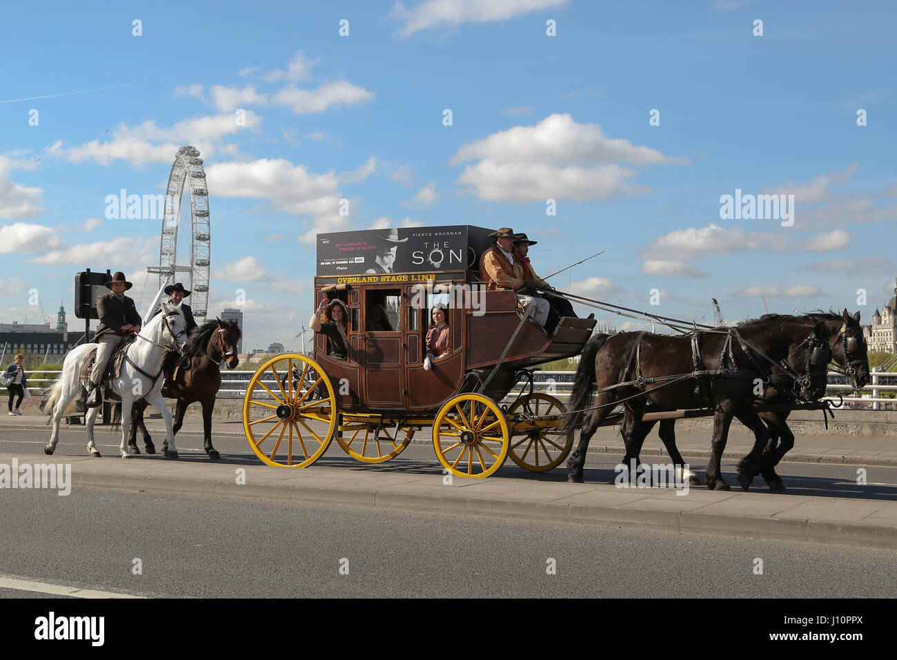 Waterloo. London. UK Ende 18. April 2017 - Zeichen des wilden Westens, Cowboys zu Pferd und zu Fuß, als auch ein Pferd Pferdekutsche kommt in London zur Feier der Einführung von AMC original-Serie "Der Sohn" Darsteller Pierce Brosnan und bekommt in den Geist der Texaner. Die 10-teilige Drama Darsteller Pierce Brosnan (Tomorrow Never Dies), debütiert am Dienstag, den 18. April um 21:00 im Vereinigten Königreich. Bildnachweis: Dinendra Haria/Alamy Live-Nachrichten Stockfoto