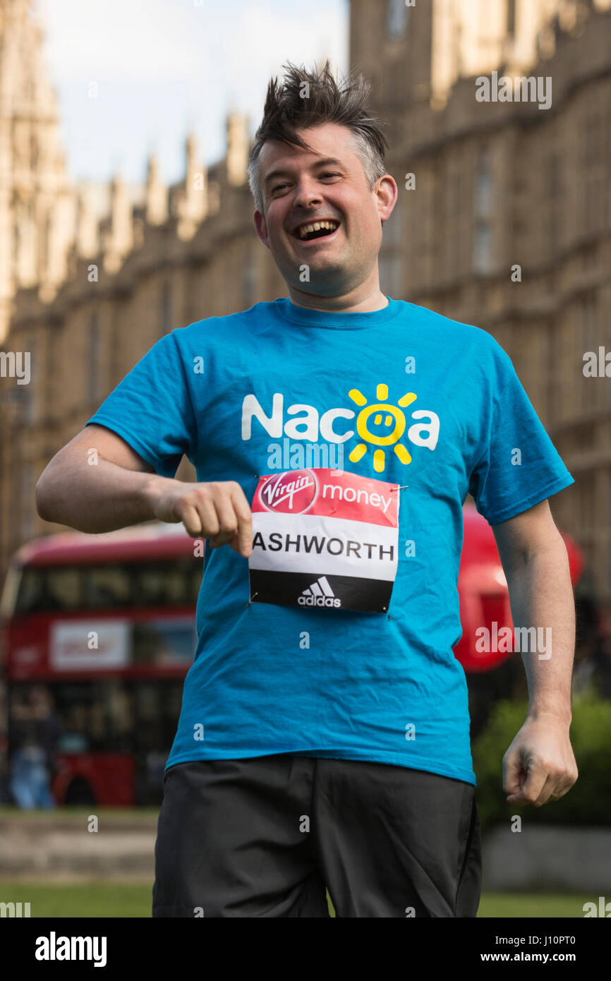 London, UK. 18. April 2017. Jon Ashworth MP, Labour, Leicester Süd, für die National Association for Children of Alcoholics ausgeführt. M/s Teilnahme an einem Fototermin für den Jungfrau-Geld-London-Marathon als Premierminister Theresa May Anounces ein Snap-Wahlen im Juni. Insgesamt läuft 16 m/s beim London-Marathon, die am 23. April 2017 stattfindet. © Bettina Strenske/Alamy Live-Nachrichten Stockfoto