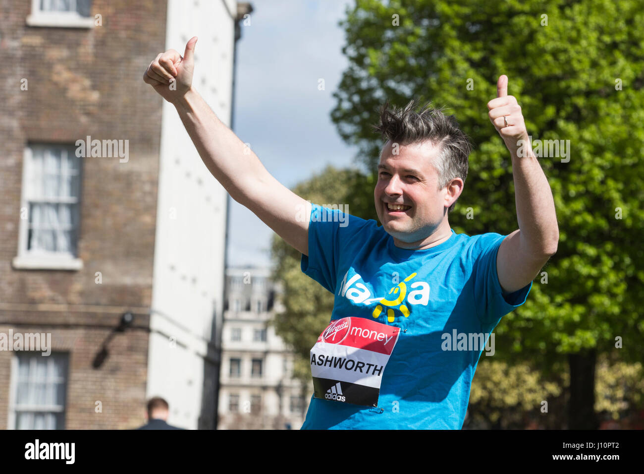 London, UK. 18. April 2017. Jon Ashworth MP, Labour, Leicester Süd, für die National Association for Children of Alcoholics ausgeführt. M/s Teilnahme an einem Fototermin für den Jungfrau-Geld-London-Marathon als Premierminister Theresa May Anounces ein Snap-Wahlen im Juni. Insgesamt läuft 16 m/s beim London-Marathon, die am 23. April 2017 stattfindet. © Bettina Strenske/Alamy Live-Nachrichten Stockfoto