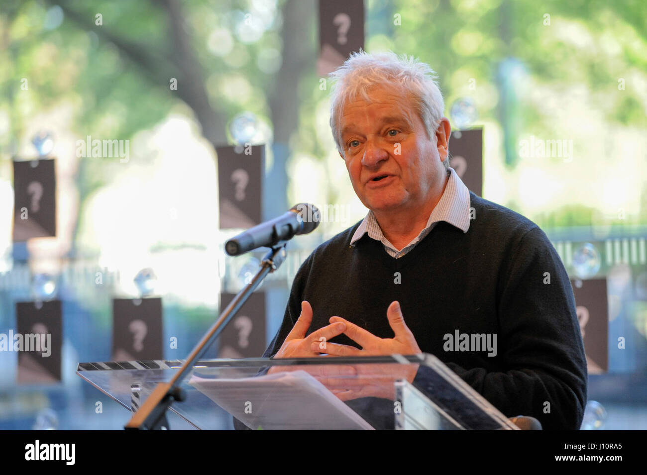 London, UK.  18. April 2017.  Paul Nurse, Regisseur Francis Crick Institute, hält eine Rede, die Presse Aussicht auf "Offen für Entdeckungen", die erste große Ausstellung am Francis Crick Institut in St. Pancras.  Die Ausstellung findet einen detaillierten Blick auf bahnbrechende Entdeckungen in einem Spektrum von Forschungsgebieten, wie Grippe, Krebs und Tuberkulose.   Bildnachweis: Stephen Chung / Alamy Live News Stockfoto