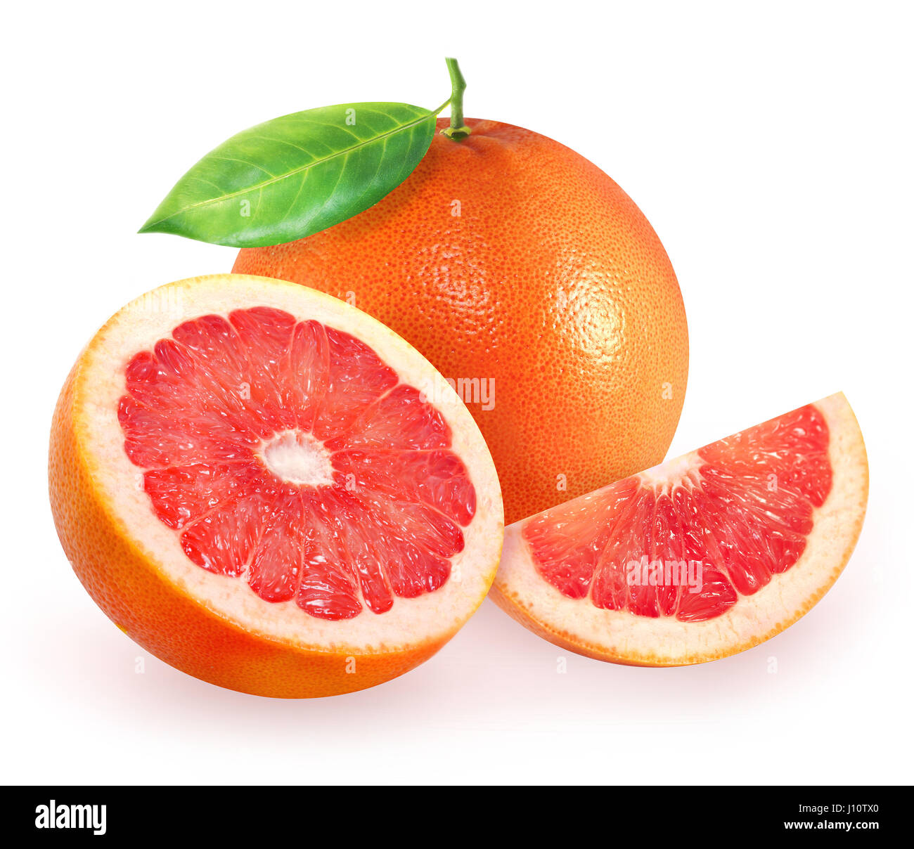 Schöne Komposition mit Grapefruit und Scheiben von rosa Grapefruit, isoliert auf weißem Hintergrund fotografiert in Nahaufnahme Stockfoto
