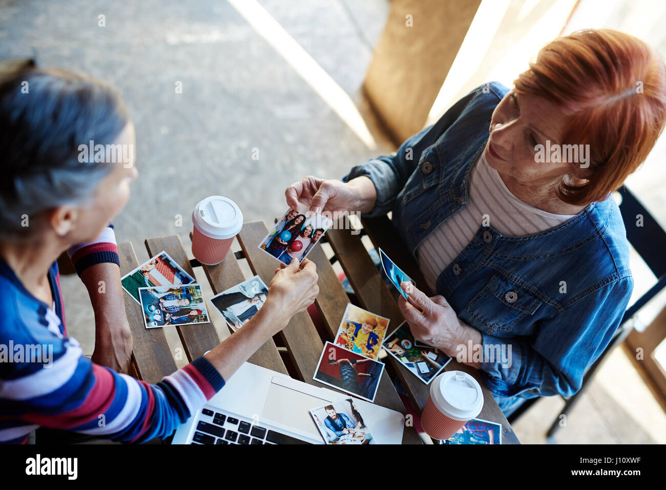 Reife Frauen suchen durch Fotos von Angehörigen Stockfoto