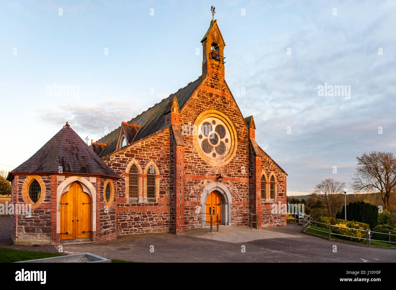 Blarney römisch-katholische Kirche - Kirche der Unbefleckten Empfängnis, Blarney, County Cork, Irland bei Sonnenuntergang mit Textfreiraum. Stockfoto