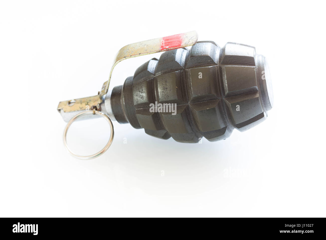 Handgranate auf weißem Hintergrund Stockfoto