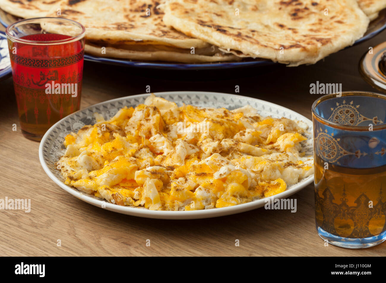 Traditionelles marokkanisches Frühstück mit Rührei, Pfannkuchen und Pfefferminztee Stockfoto