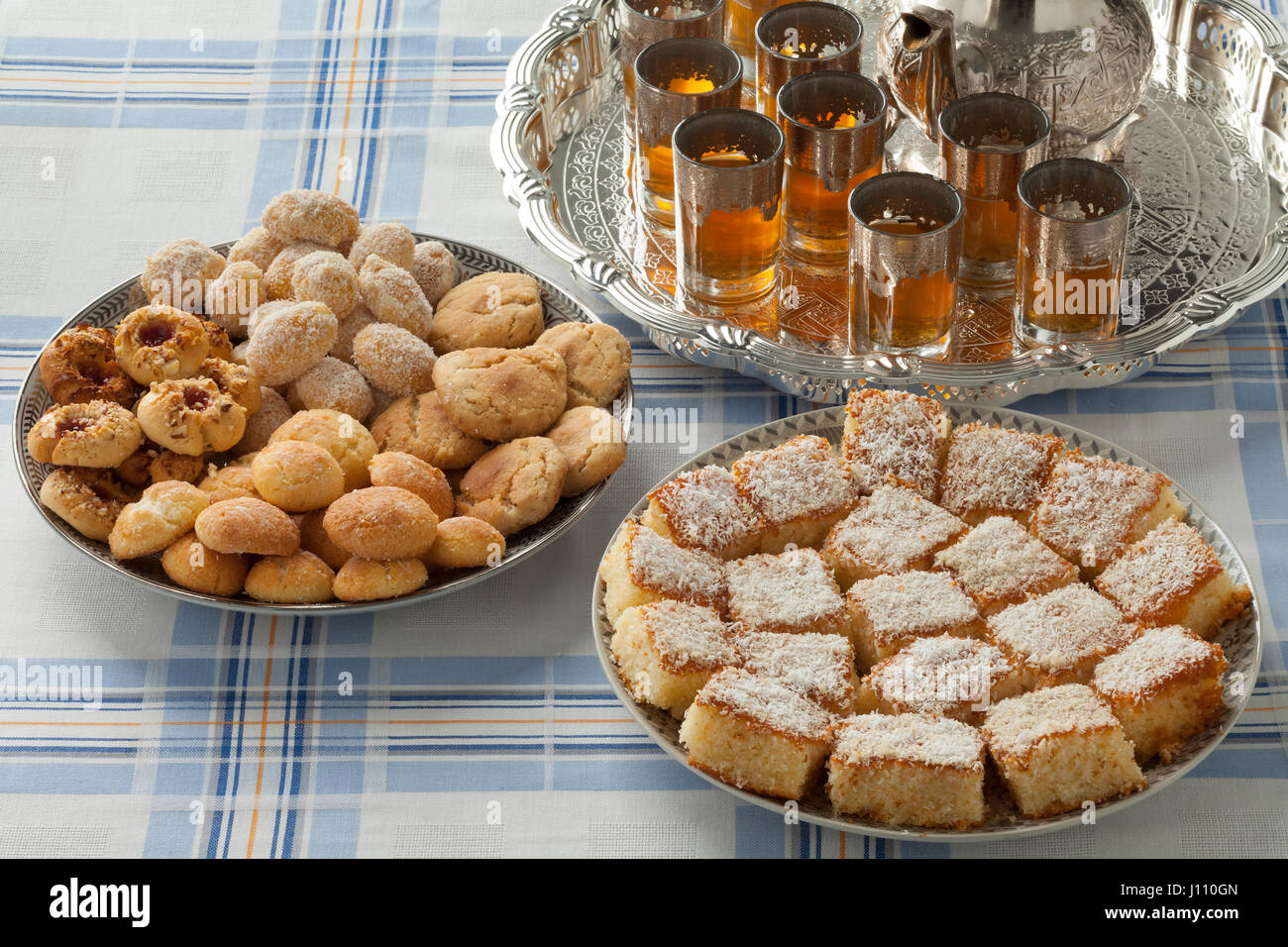 Traditionelle Vielzahl der festlichen marokkanische Plätzchen und Tee mit Minze Stockfoto