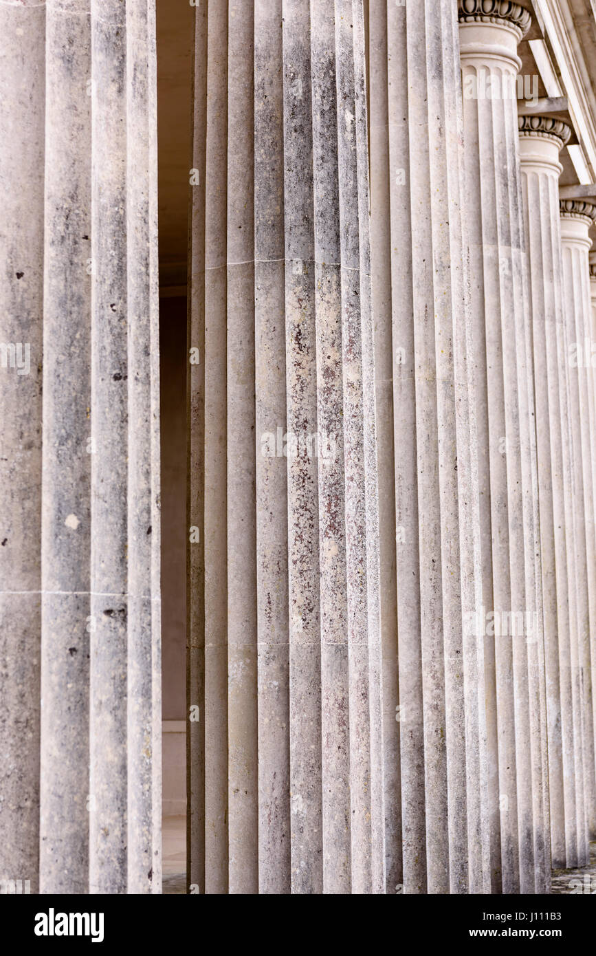 Portland dorischen Säulen aus Kalkstein mit kannelierten Schäften. Stockfoto