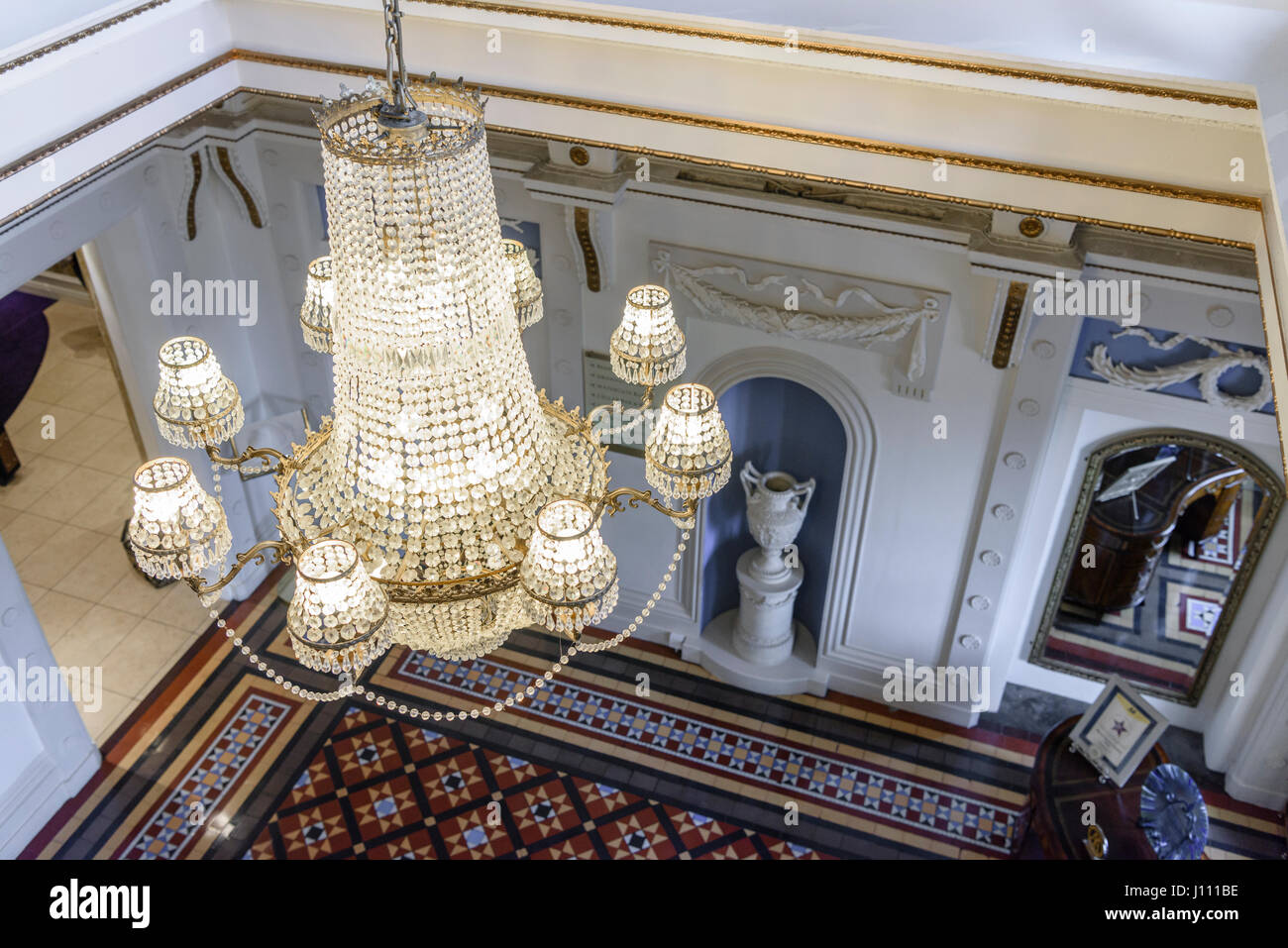 Ein zentrales hängt über der Eingangshalle eines Hotels. Stockfoto