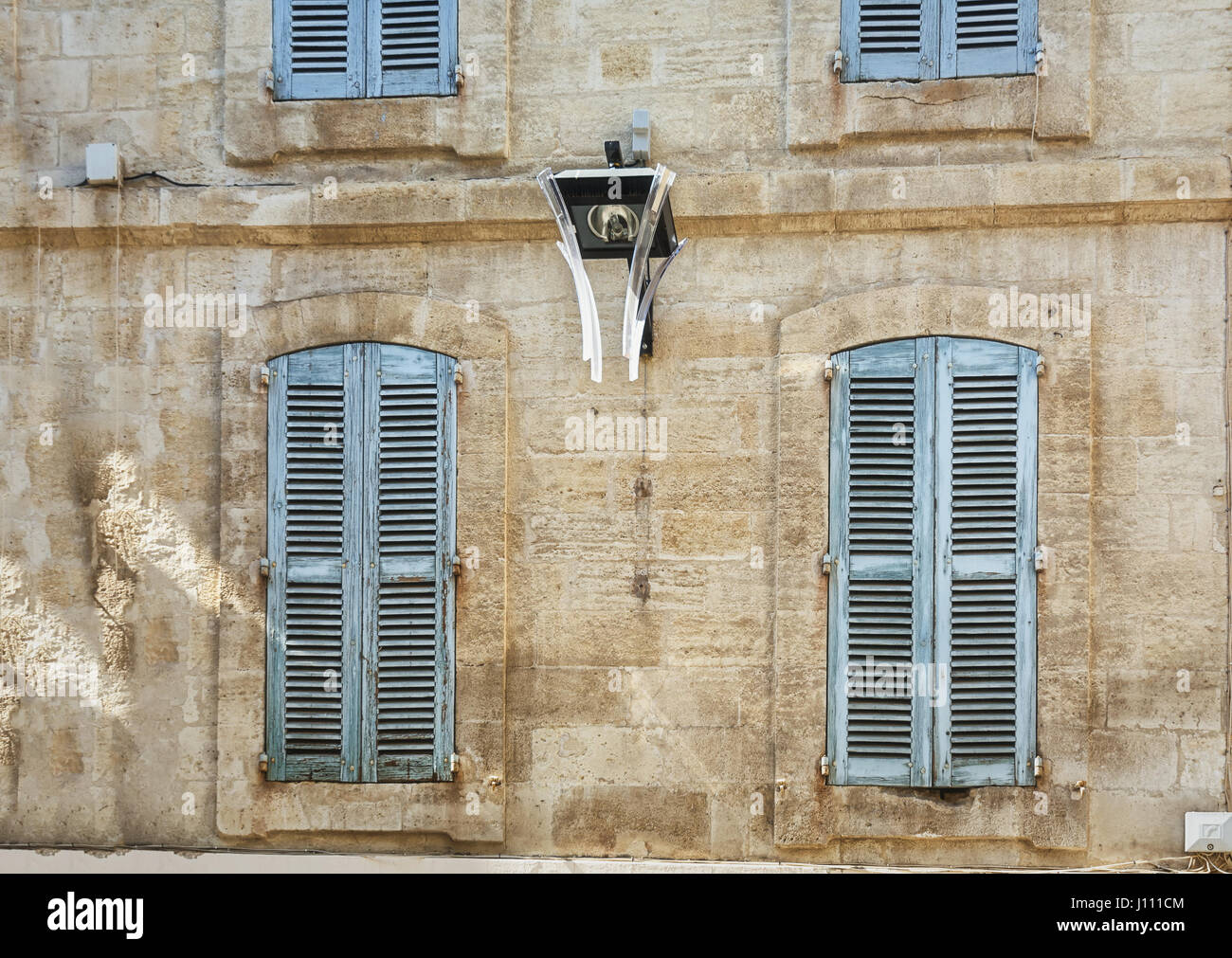 Die Fassade eines alten Mehrfamilienhauses in das historische Zentrum von Avignon in Frankreich Stockfoto