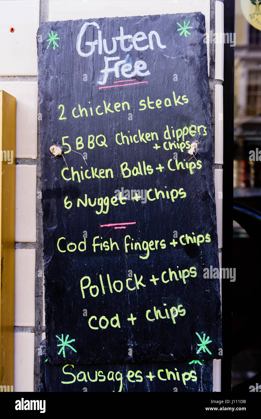 Glutenfreie Menüs außerhalb einer Fish &amp; Chips-shop Stockfoto
