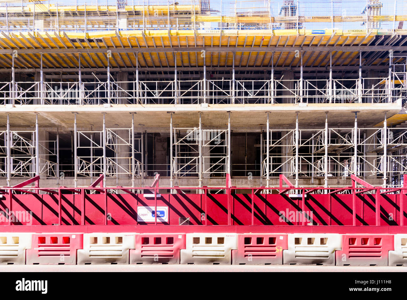 Gerüst und Hindernisse auf einer Baustelle. Stockfoto