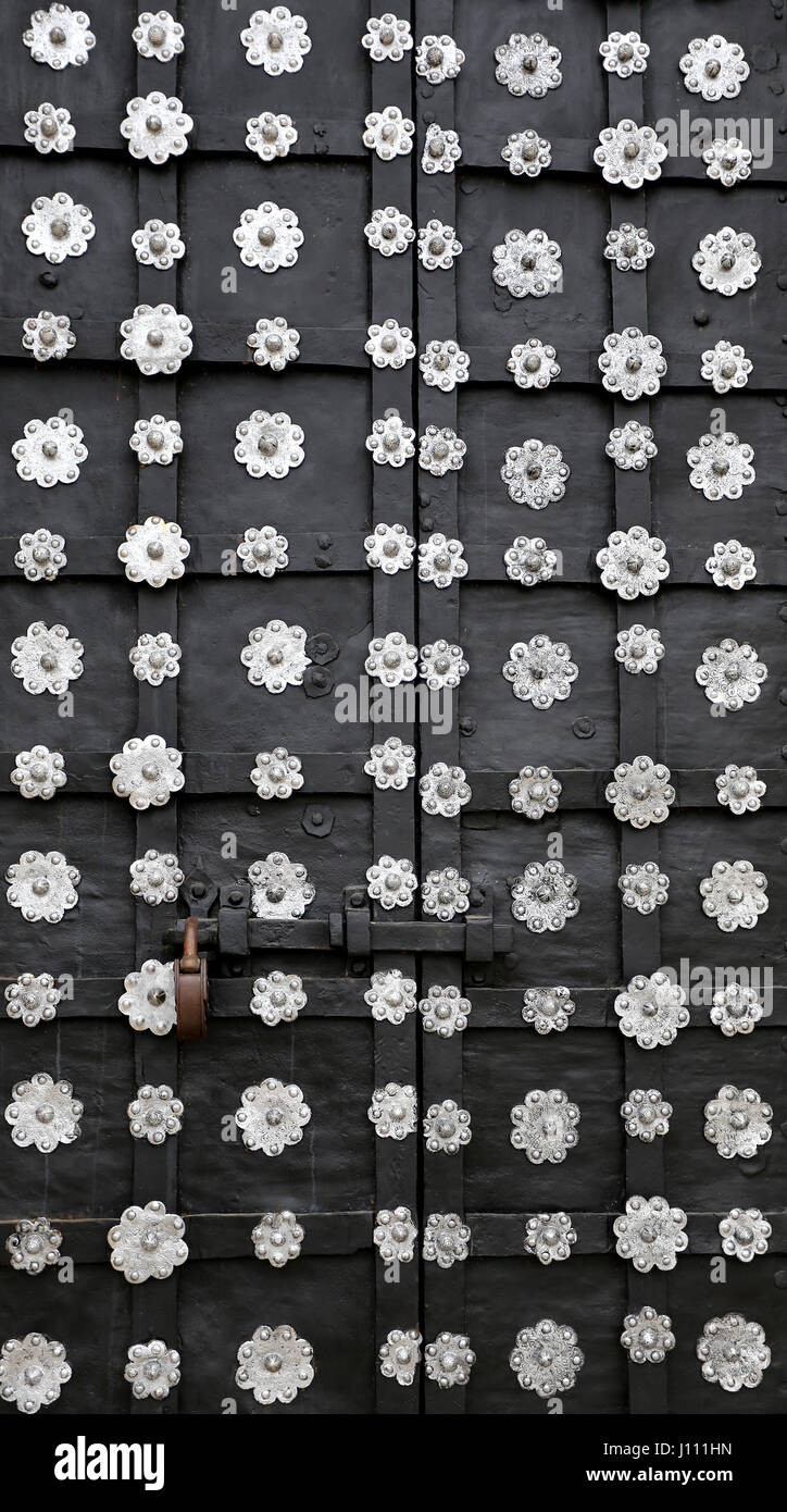 Eisentür mit Blumen für den Eintritt in den Tempel in Nahaufnahme fotografiert Stockfoto