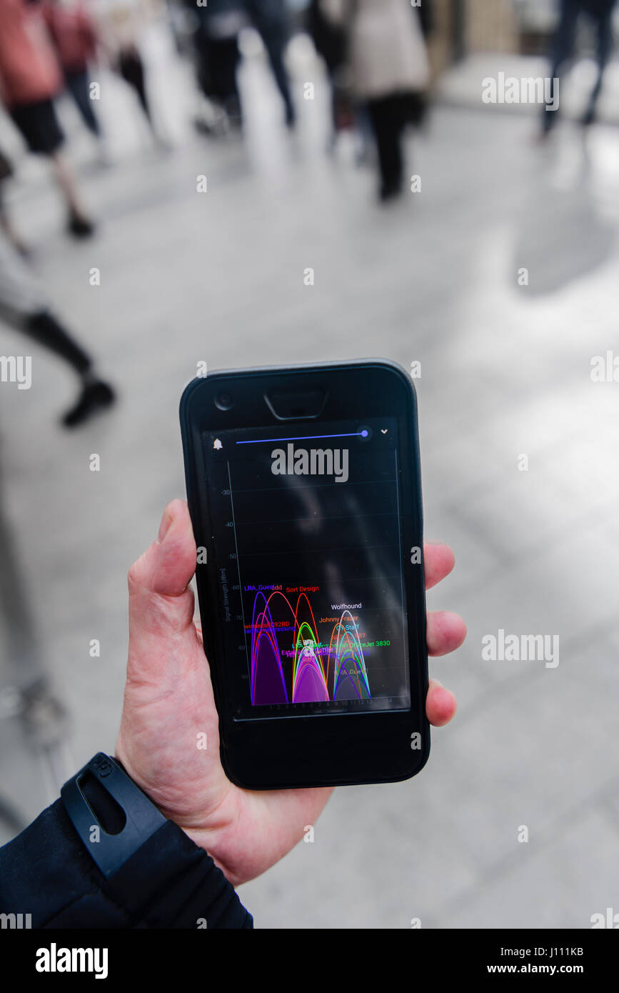 Ein Smartphone angezeigt durcheinandergeworfen WLAN-Signale auf einem öffentlichen Platz. Stockfoto