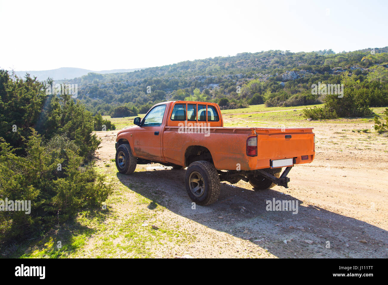 Pickup-Truck am sonnigen Tag in der Natur Stockfoto