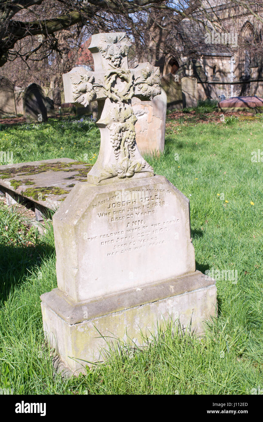 Reich verzierte Weinrebe dekoriert Grabstein von James Ogle in Whitburn Pfarrei Kirchhof, South Tyneside, England, UK Stockfoto