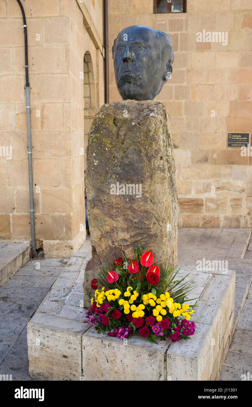 Bronze-Büste von Antonio Machado Bildhauers Pablo Serrano. Antonio Machado Institute, Soria, Spanien. Stockfoto