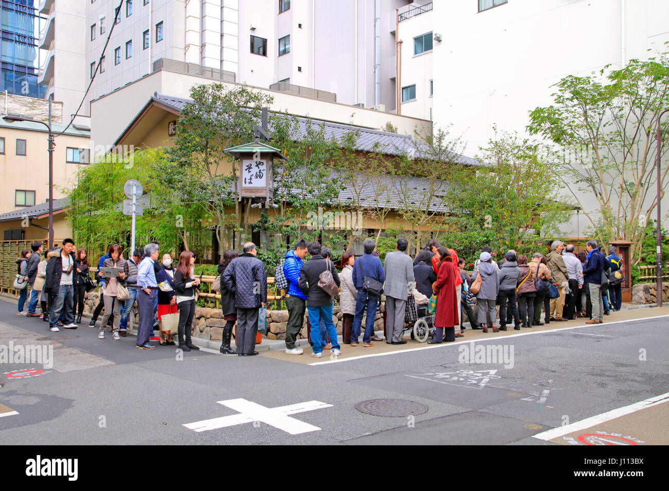 Kanda yabu Soba restaurant Menschen Schlange für Mittagessen in Tokyo Japan Stockfoto