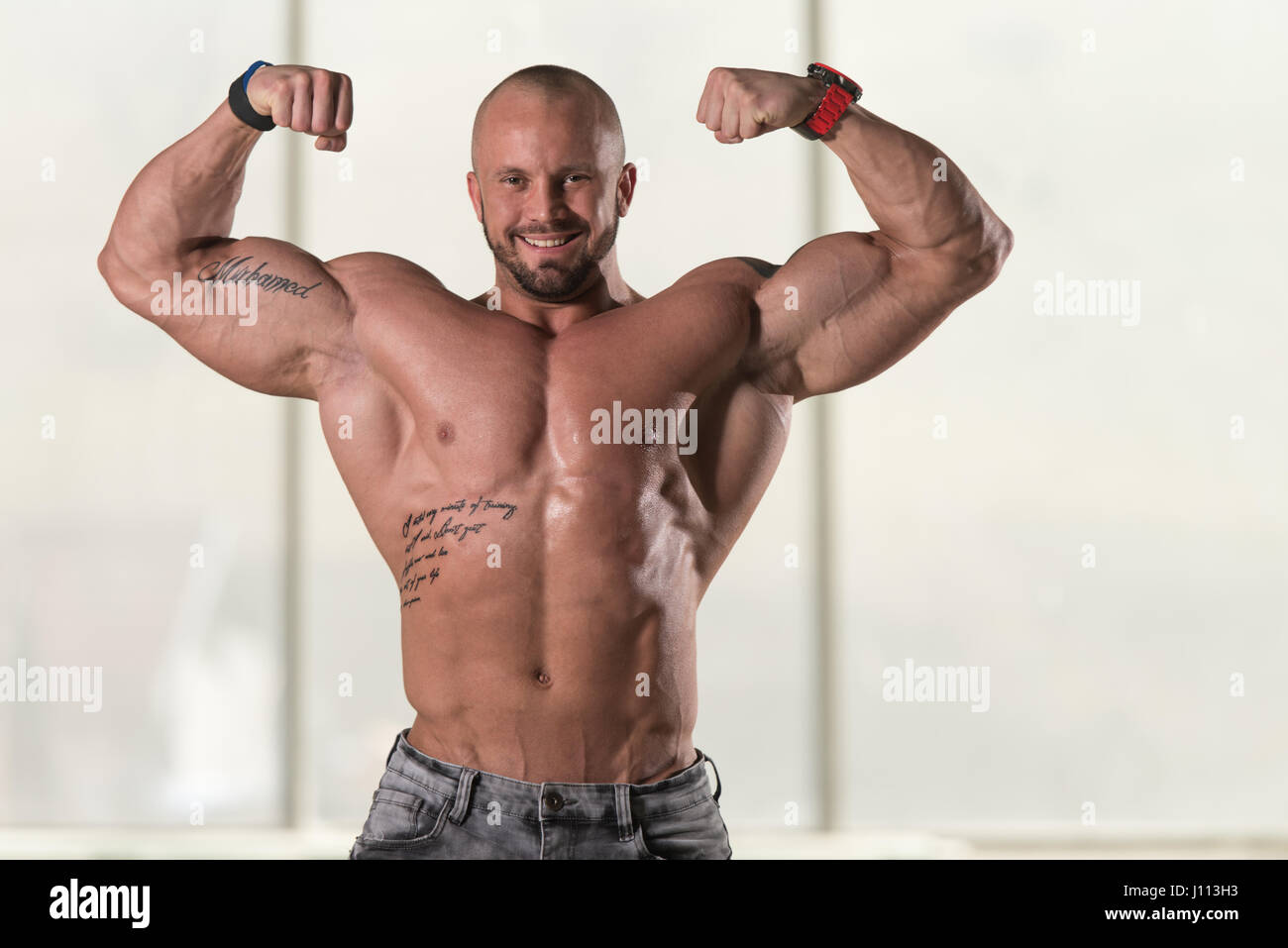 Portrait einer jungen körperlich Fit Tattoo Mann, der seine gut ...