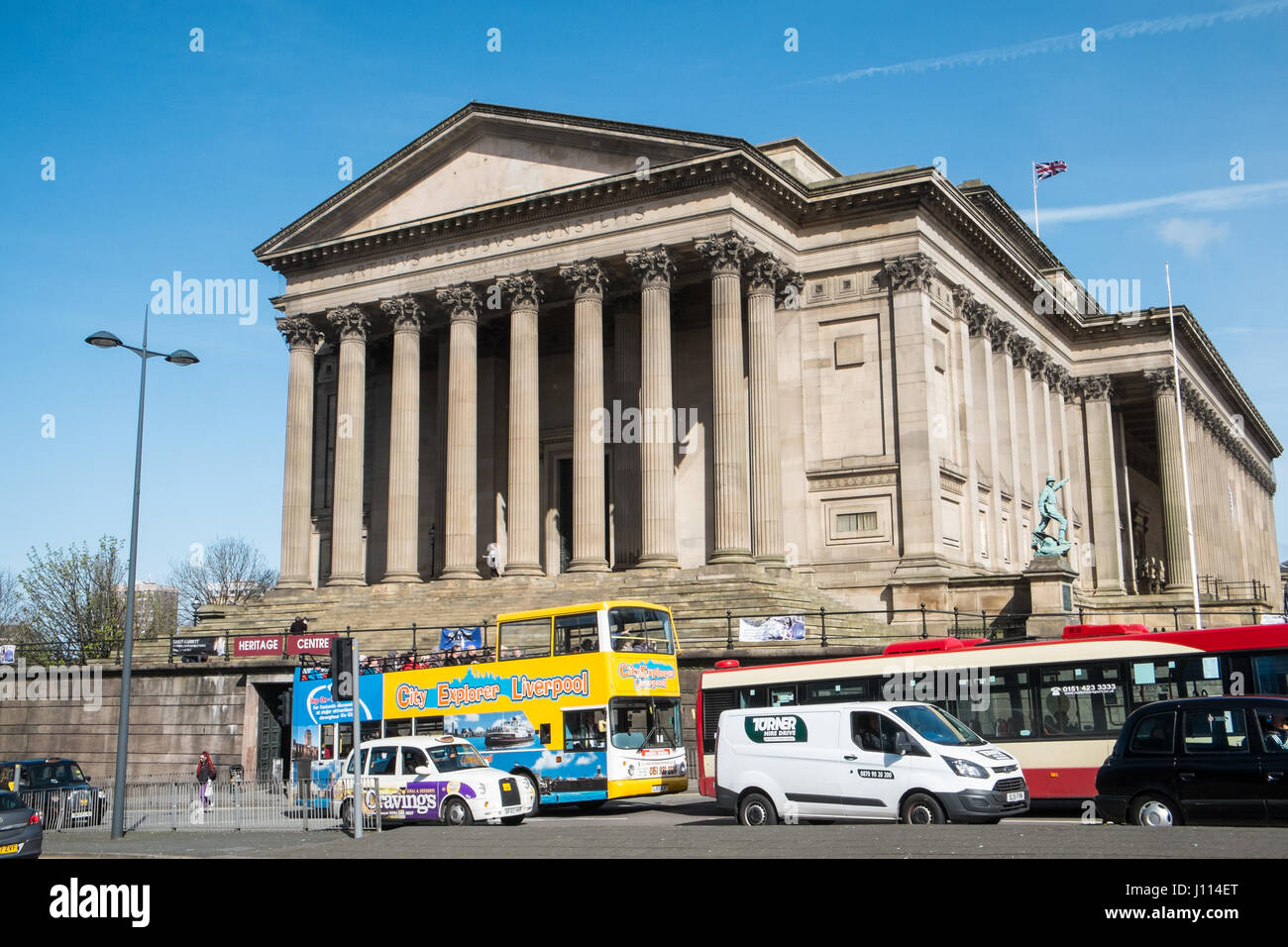 Hop on, Hop-off, Tour, bus, St Georges, Hall, Liverpool, Merseyside, England, UNESCO, Weltkulturerbe-Stadt, Stadt, Nord, Nord, England, Englisch, UK. Stockfoto