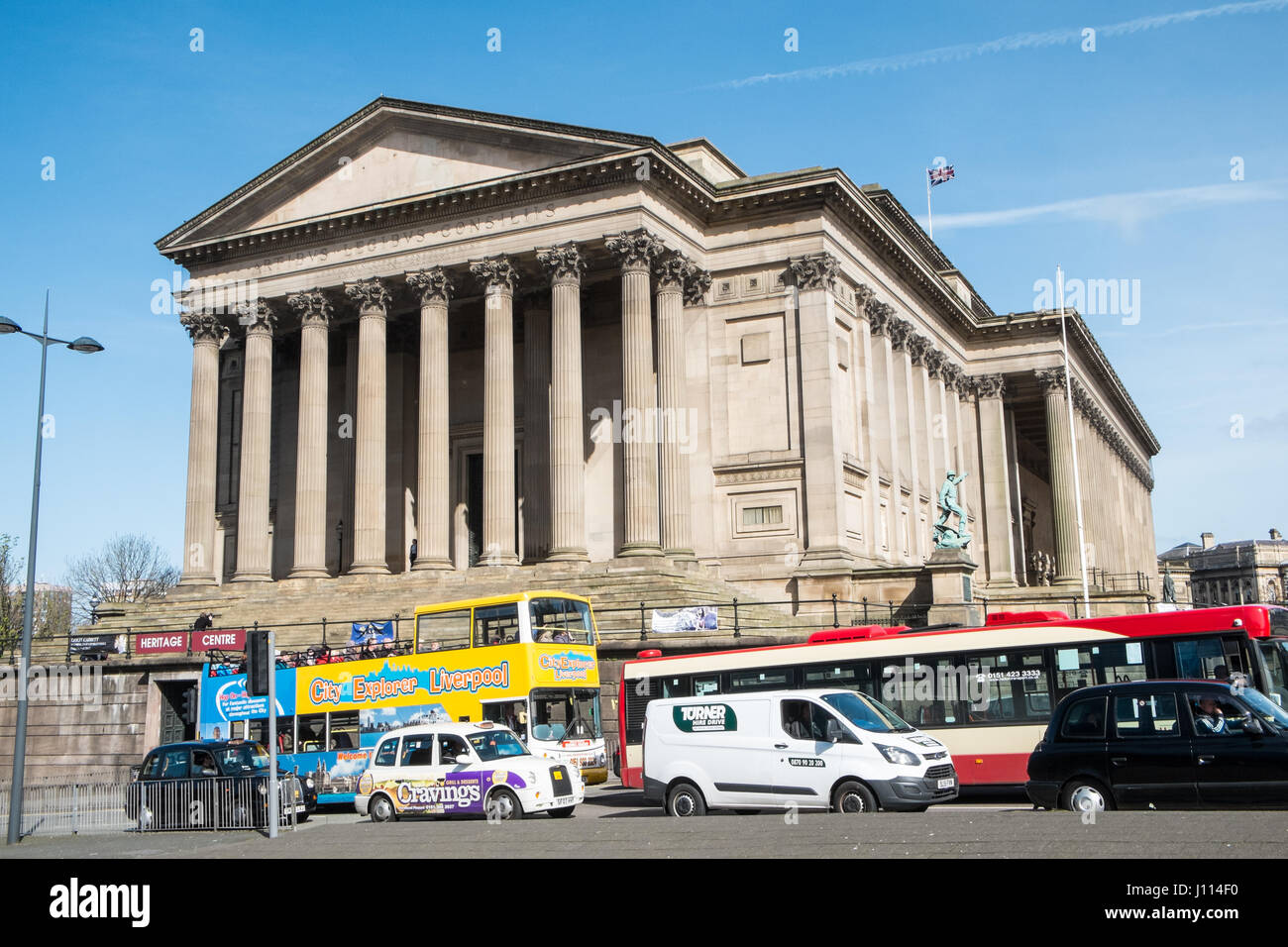 Hop on, Hop-off, Tour, bus, St Georges, Hall, Liverpool, Merseyside, England, UNESCO, Weltkulturerbe-Stadt, Stadt, Nord, Nord, England, Englisch, UK. Stockfoto
