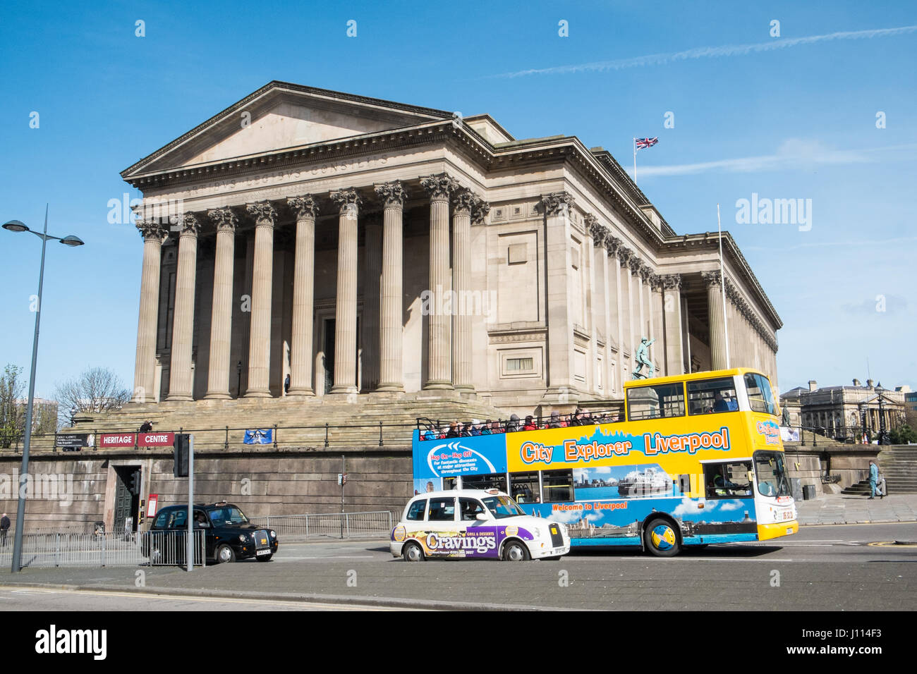 Hop on, Hop-off, Tour, bus, St Georges, Hall, Liverpool, Merseyside, England, UNESCO, Weltkulturerbe-Stadt, Stadt, Nord, Nord, England, Englisch, UK. Stockfoto