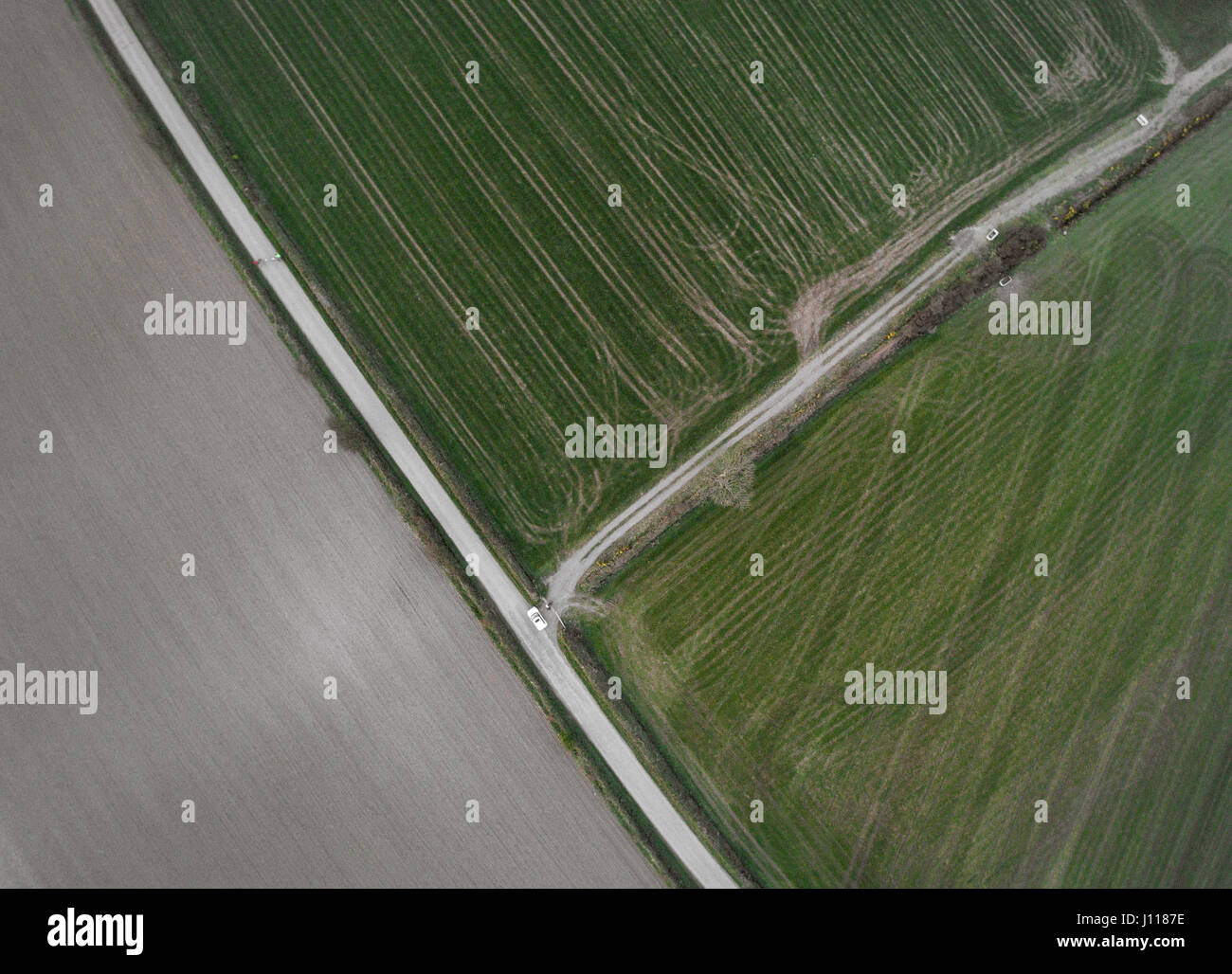 Luftaufnahme von Auto fahren Weg in ländlichen Landschaft, Irland Stockfoto