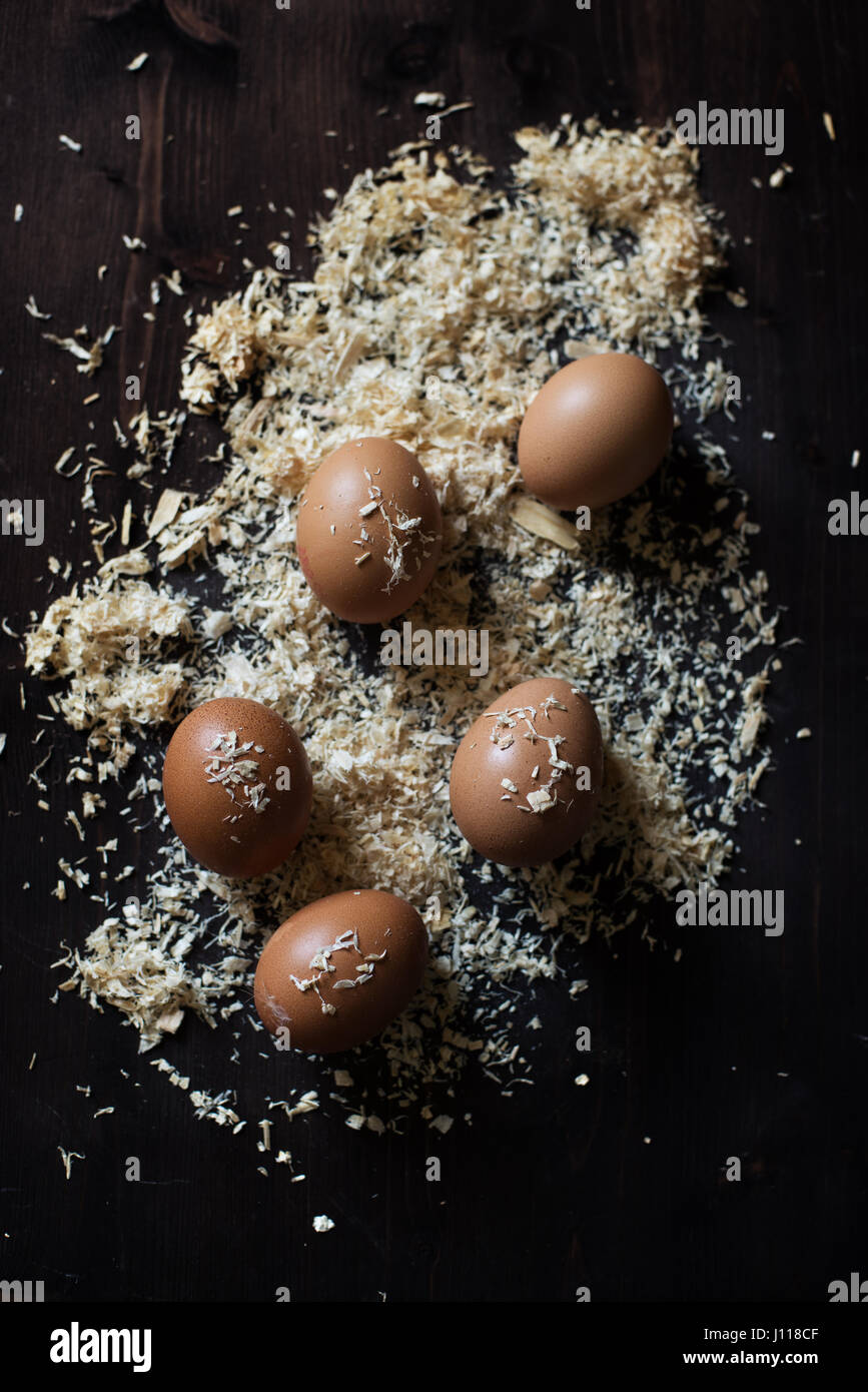 Eiern auf einem Holztisch mit Sägemehl bedeckt Stockfoto