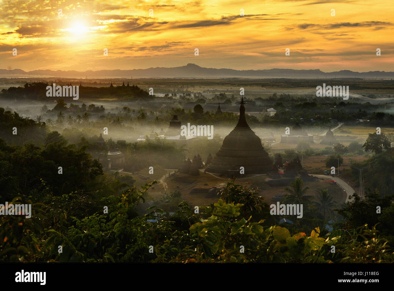 Ratanbon Paya Pagode bei Sonnenuntergang, Mrauk U, Myanmar Stockfoto