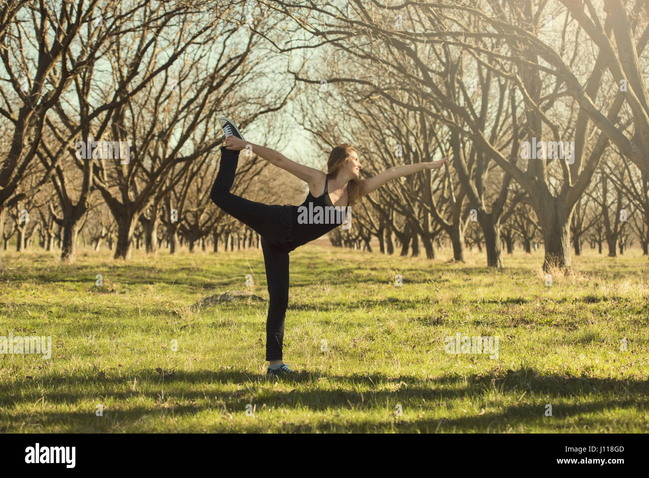 Frau im Obstgarten beim Yoga, Stara Zagora, Bulgarien Stockfoto