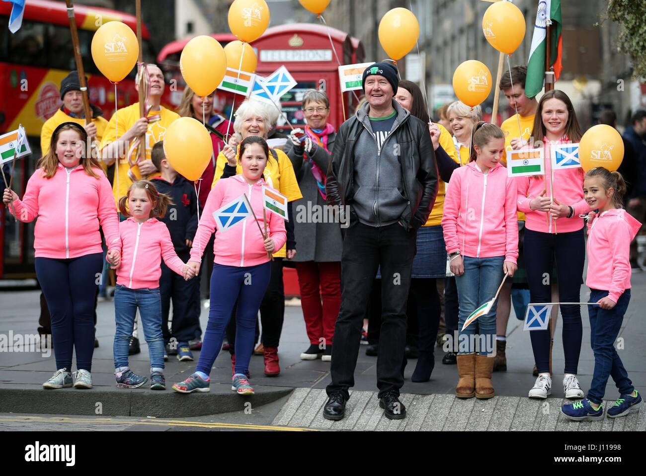 Schottischer Schriftsteller Irvine Welsh beteiligt sich an einem Charity-Spaziergang durch Edinburghs Royal Mile zu helfen, den Huf es Hyderabad Herausforderung für die Charity-schottische Liebe In Aktion zu starten. Stockfoto