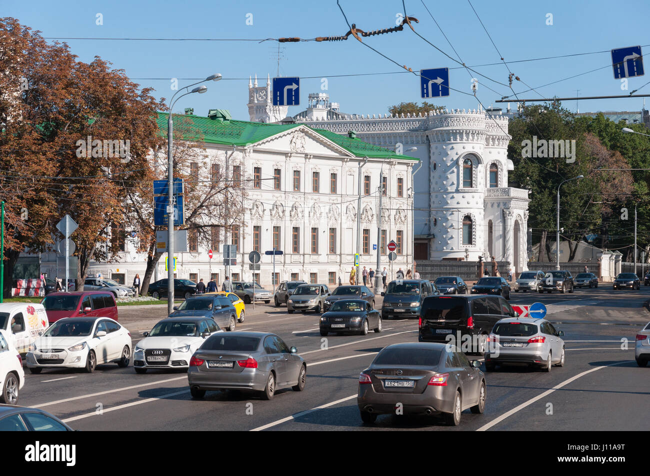 Moskau, Russland - 09.21.2015.  Die Bundesanstalt für GUS-Staaten und der russischen Regierungshaus Empfänge Stockfoto